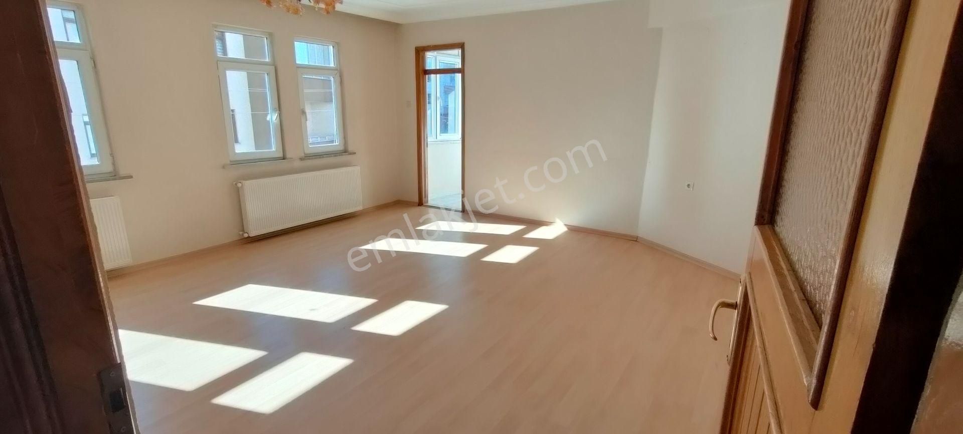 Üniversite Mahallesi Ana Cadde Üzerinde Kiralık 3+1 Daire - Görsel 2