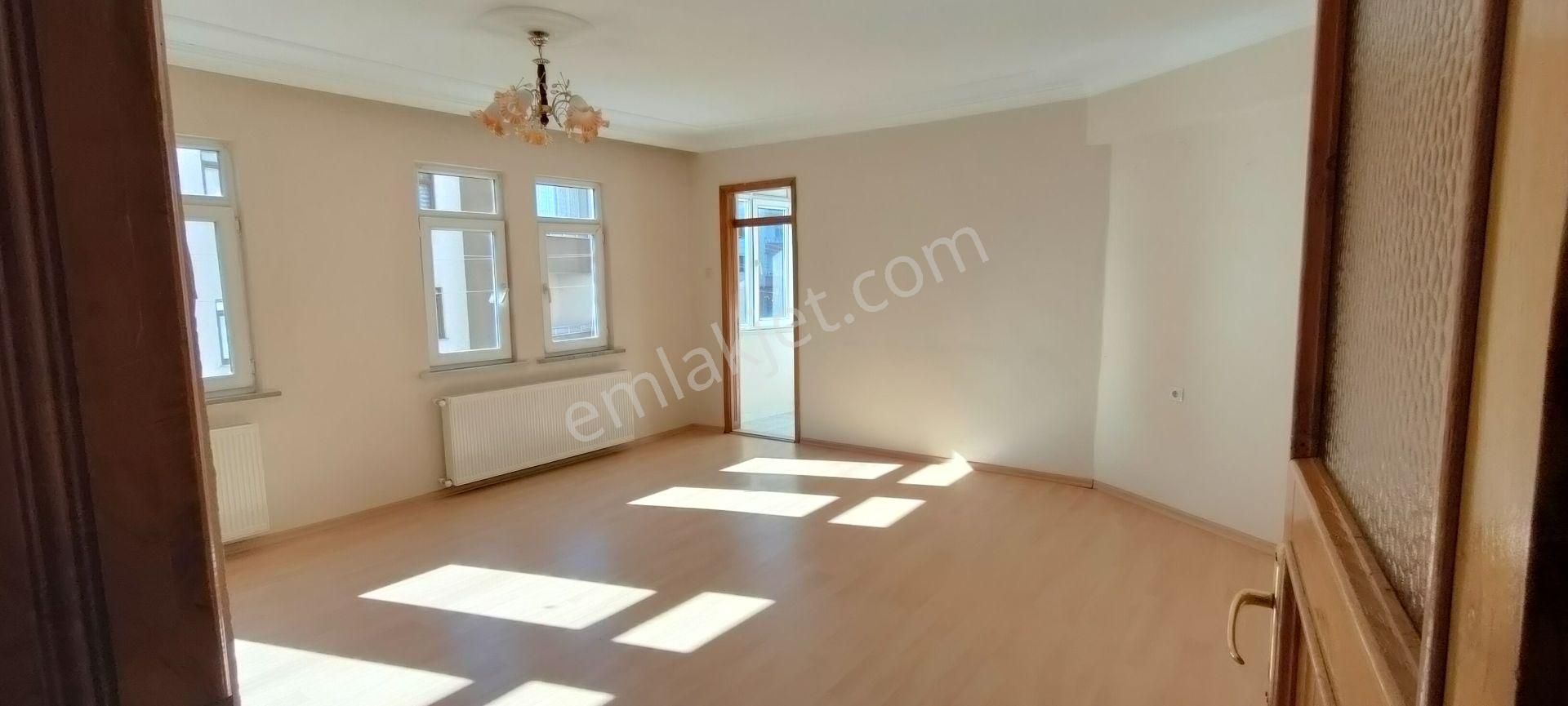 Üniversite Mahallesi Ana Cadde Üzerinde Kiralık 3+1 Daire - Görsel 3