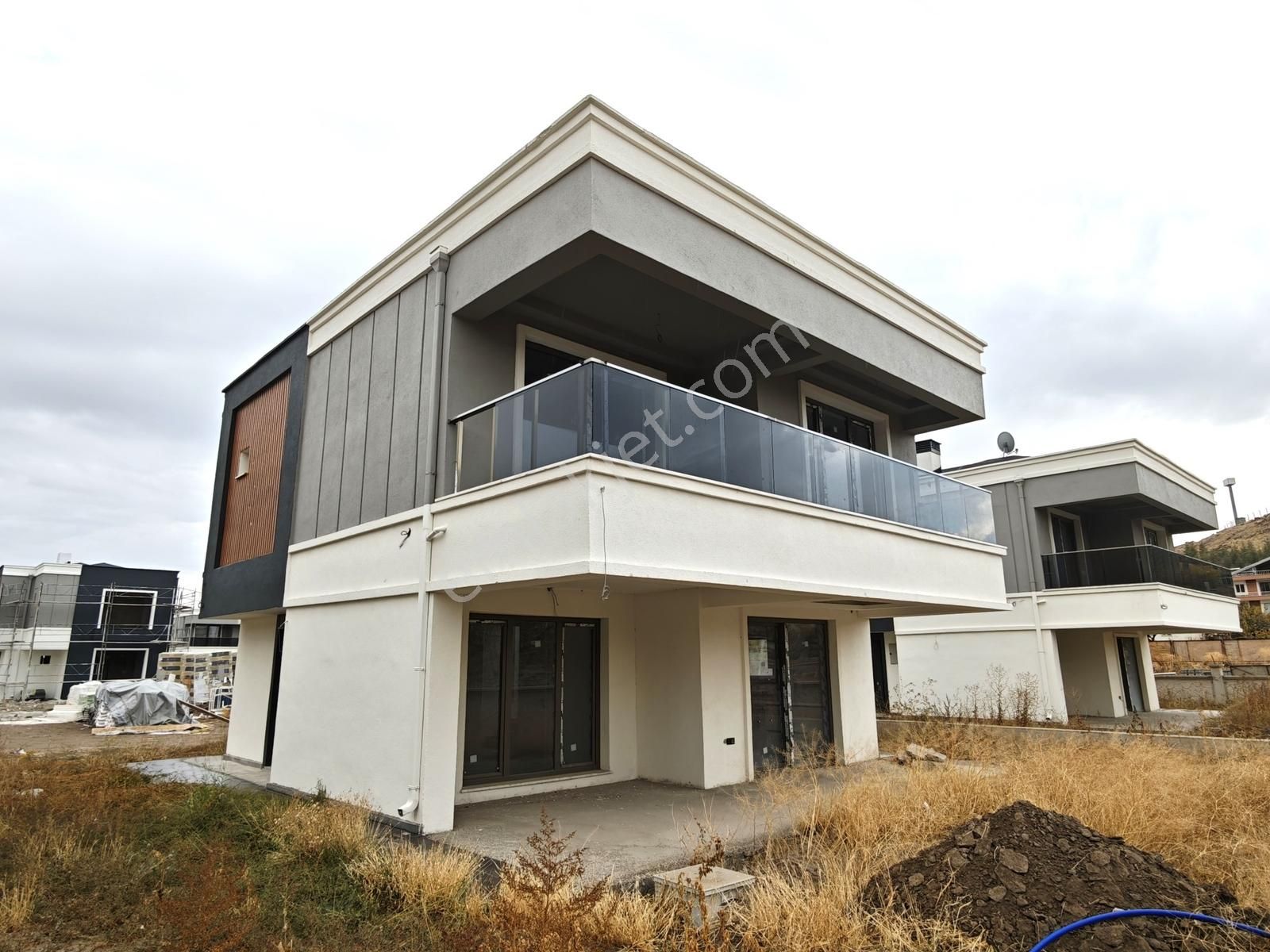 The Duru Team - Erkilet Bulv. Üzerinde Dakaş'ta 4.5+1 Lüx Villa