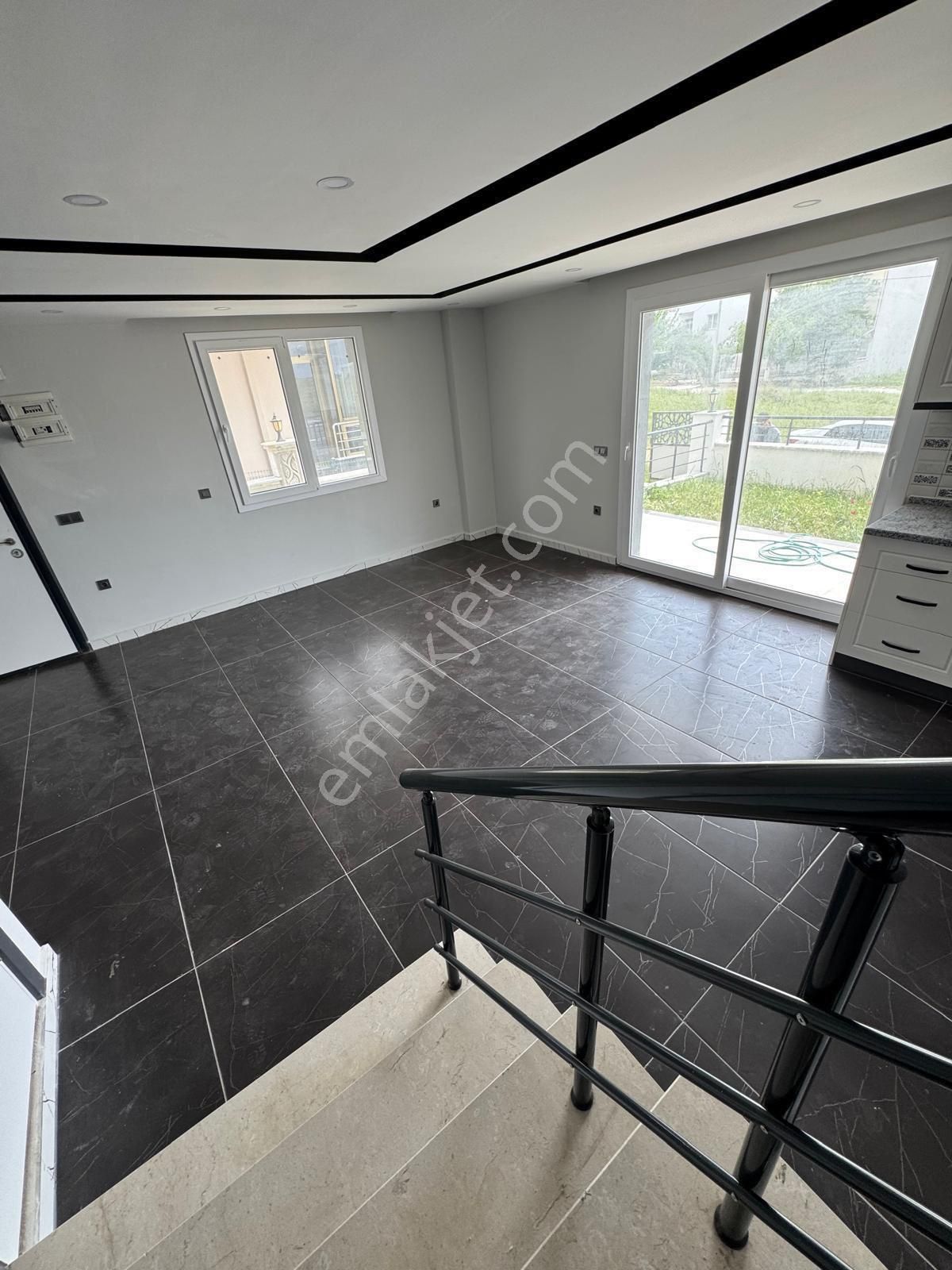 Efeler’de Denize 600 M Mesafede 3+1 Villla - Görsel 5