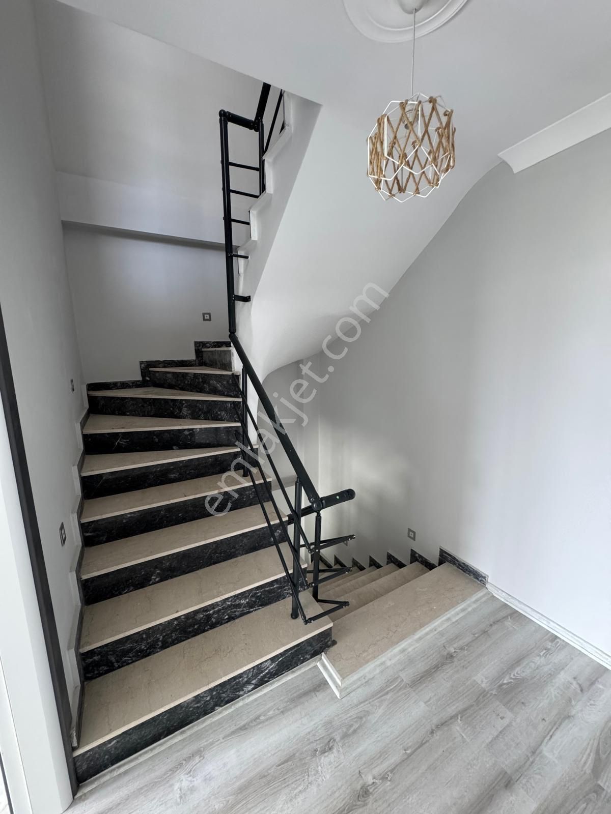 Efeler’de Denize 600 M Mesafede 3+1 Villla - Görsel 11