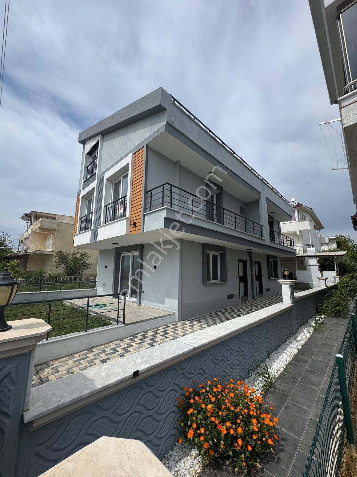 Efeler’de Denize 600 M Mesafede 3+1 Villla