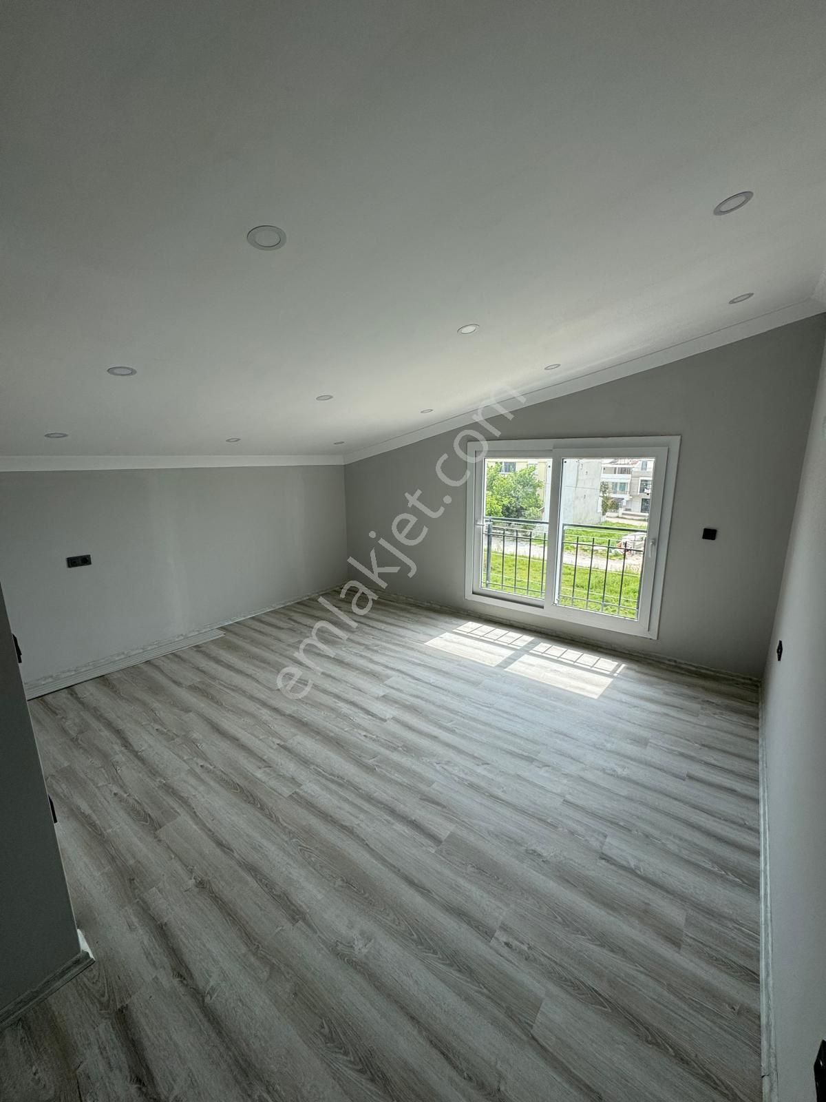 Efeler’de Denize 600 M Mesafede 3+1 Villla - Görsel 15