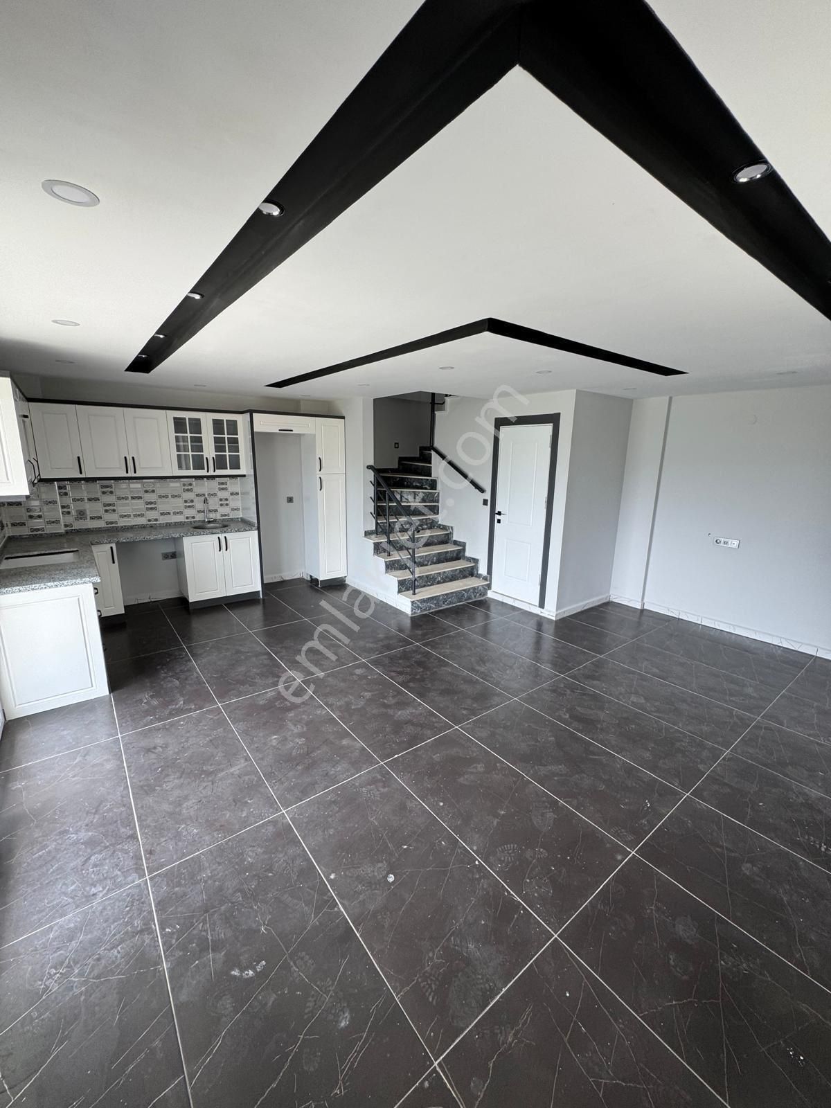 Efeler’de Denize 600 M Mesafede 3+1 Villla - Görsel 7