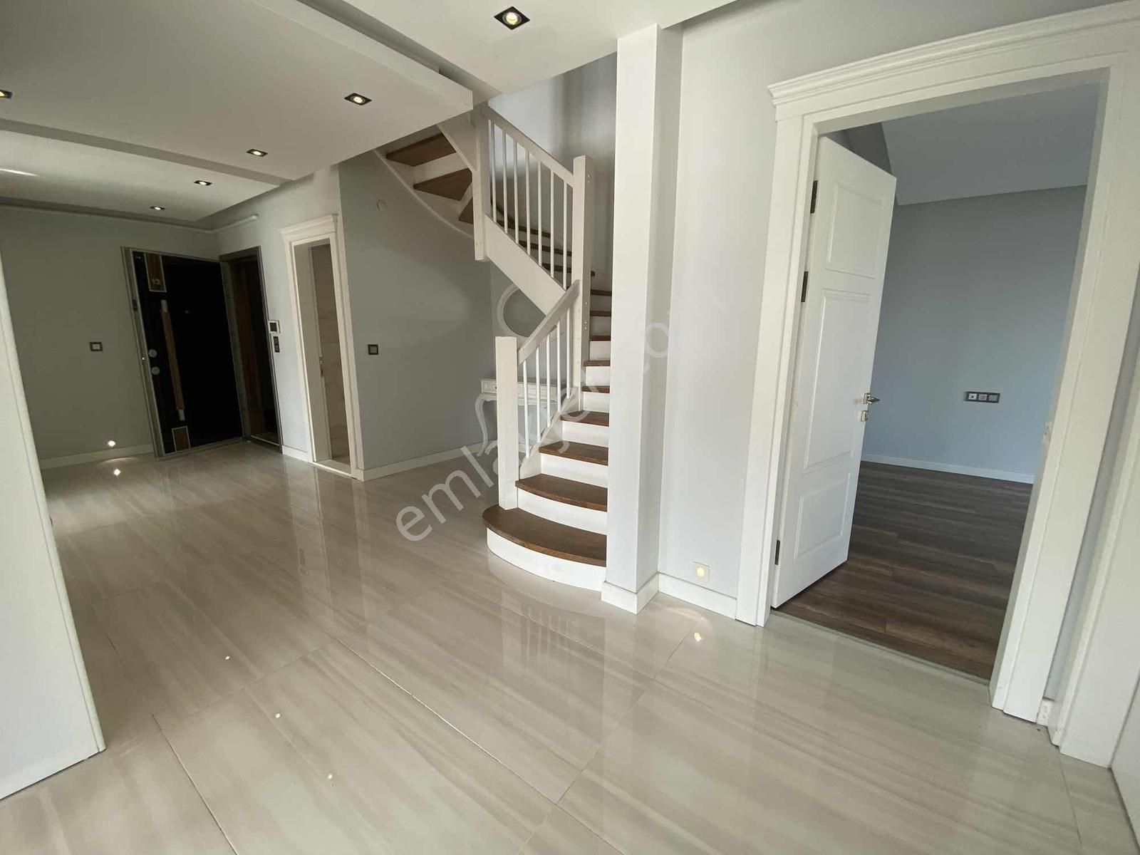 Çobanlıda Denize Sıfır Binada Dubleks Daire - Görsel 29