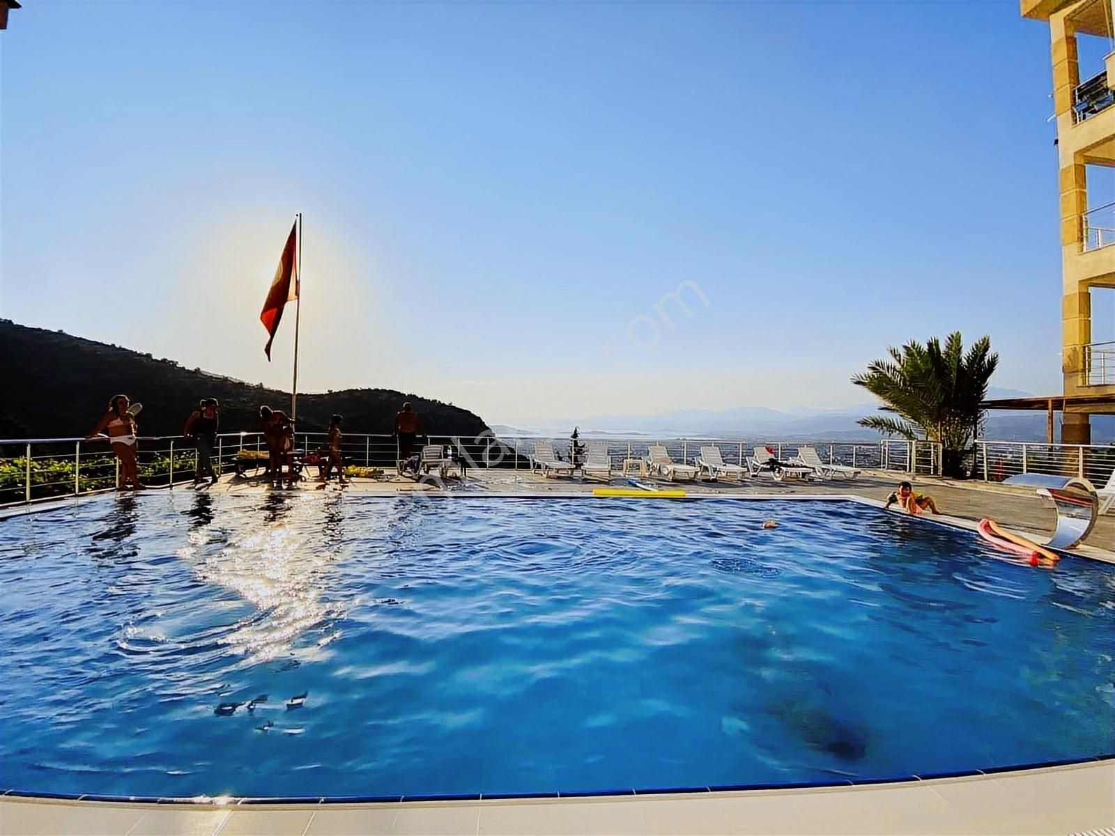 Deniz Manzalı Havuzlu Sitede Eşyalı Kiralık Daire