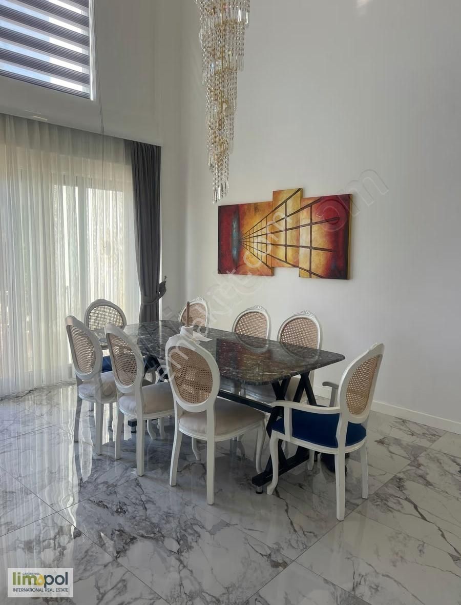 Limopol'den Deniz Manzaralı Kapalı Havuzlu Müstakil Villa