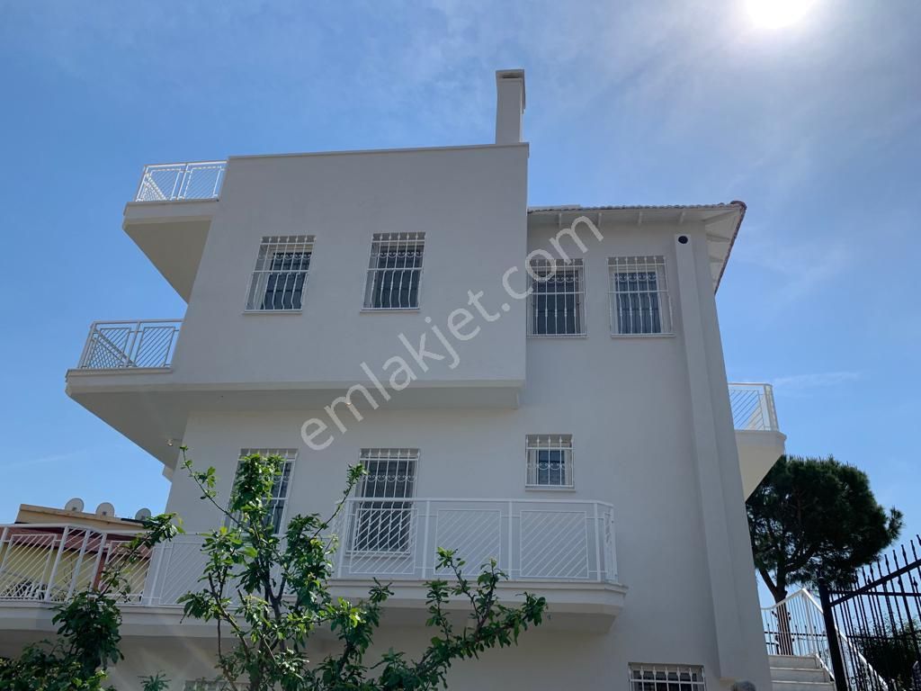 Kuşadası Kadınlar Denizi Mh. 4+2 Geniş Bahçe