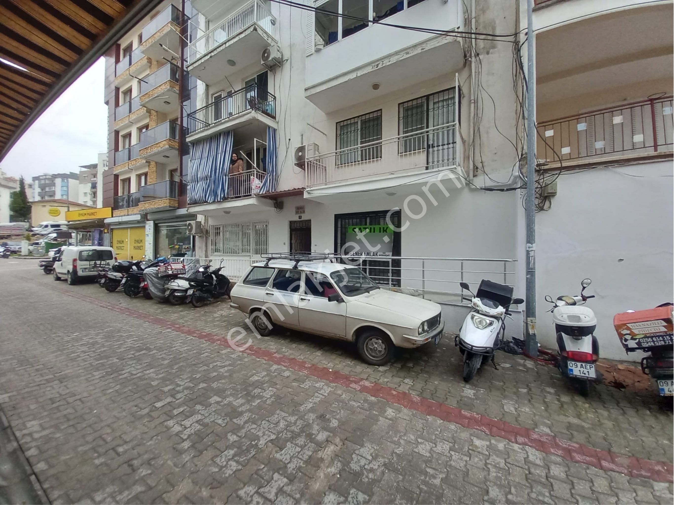 Kuşadası Cumhuriyet Mahallesinde Satılık 2+1 Giriş Kat Engelliye Uygun Satılık Dairemiz Bulunma