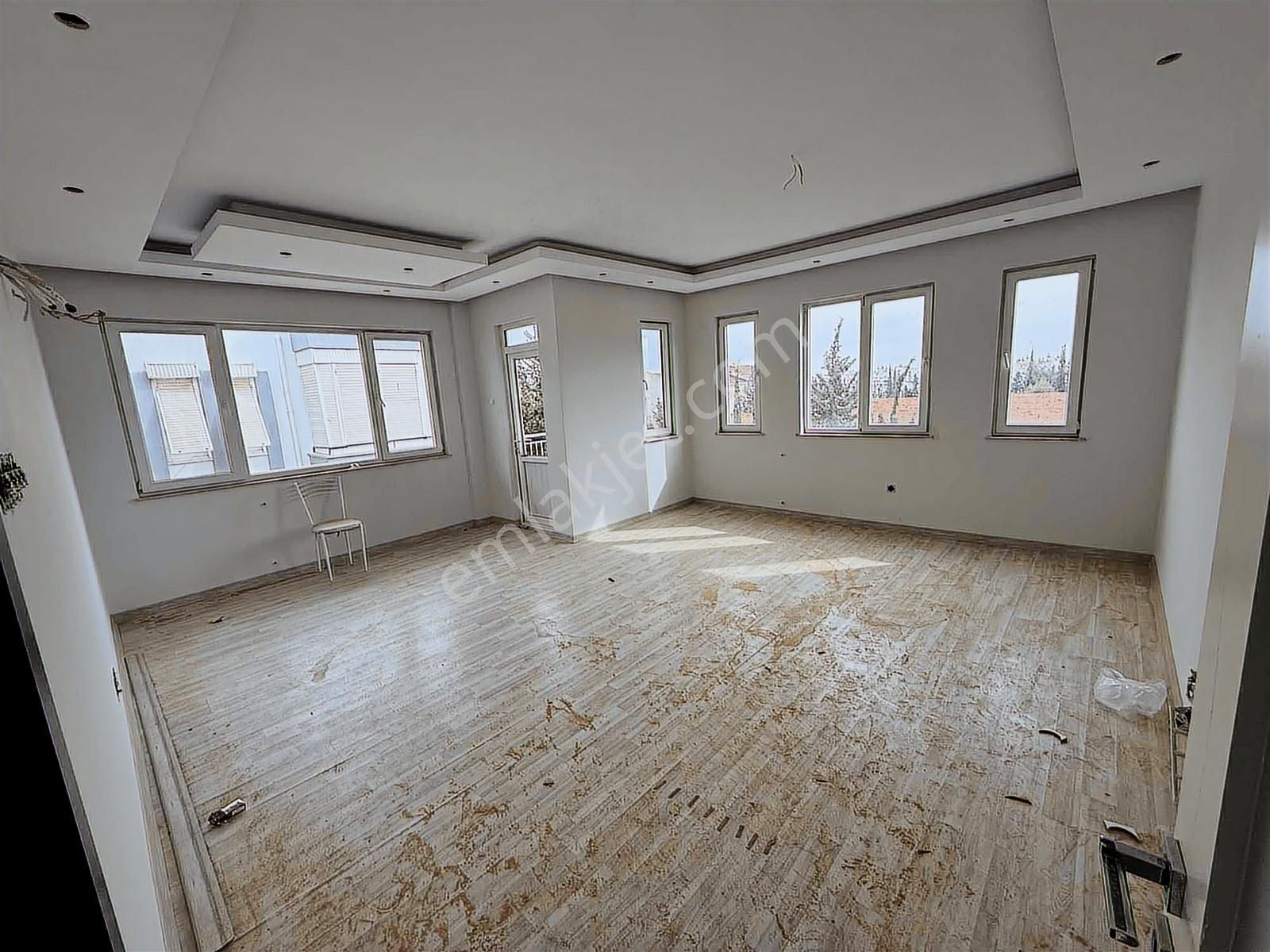 Süper Genişlikte Cadde Üstü İçi Sıfır Yapılı 3+1 Kiralık Daire