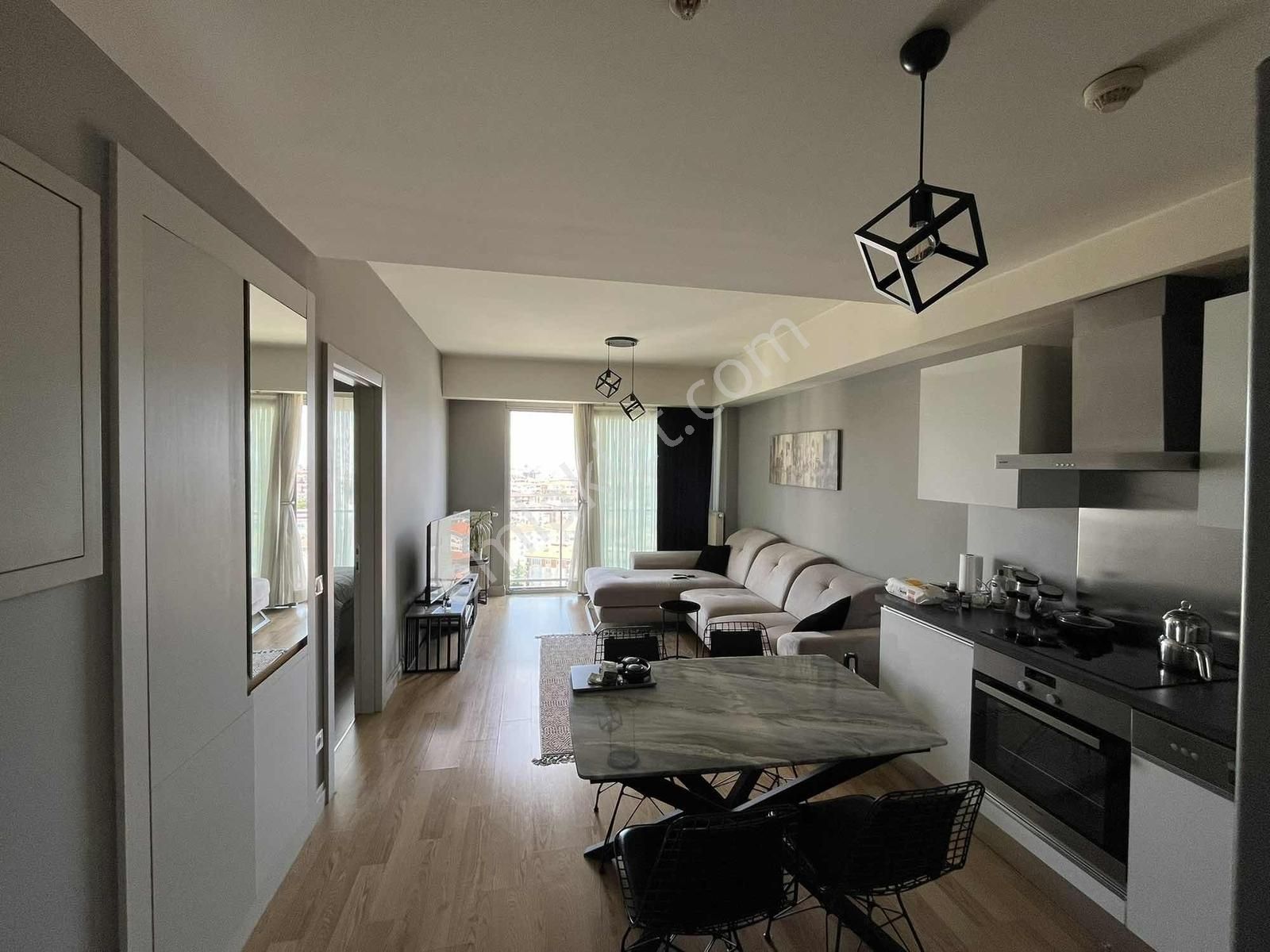 Suryapı Corridor'da Satılık 1+1 66m2 En Üst Kat Eşyalı Boş Daire