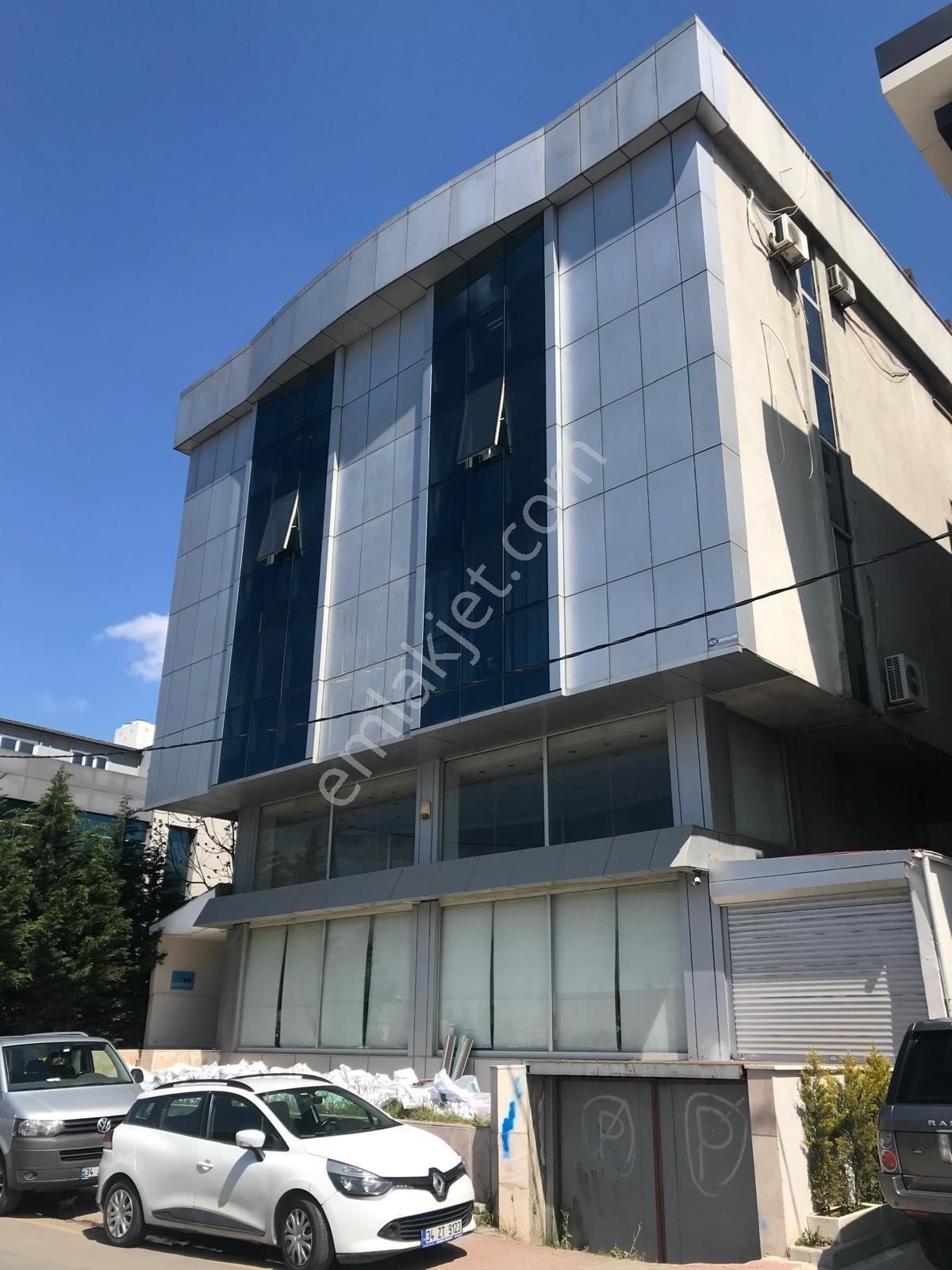 Şerifali'de Kiralik 275m2 Ofis