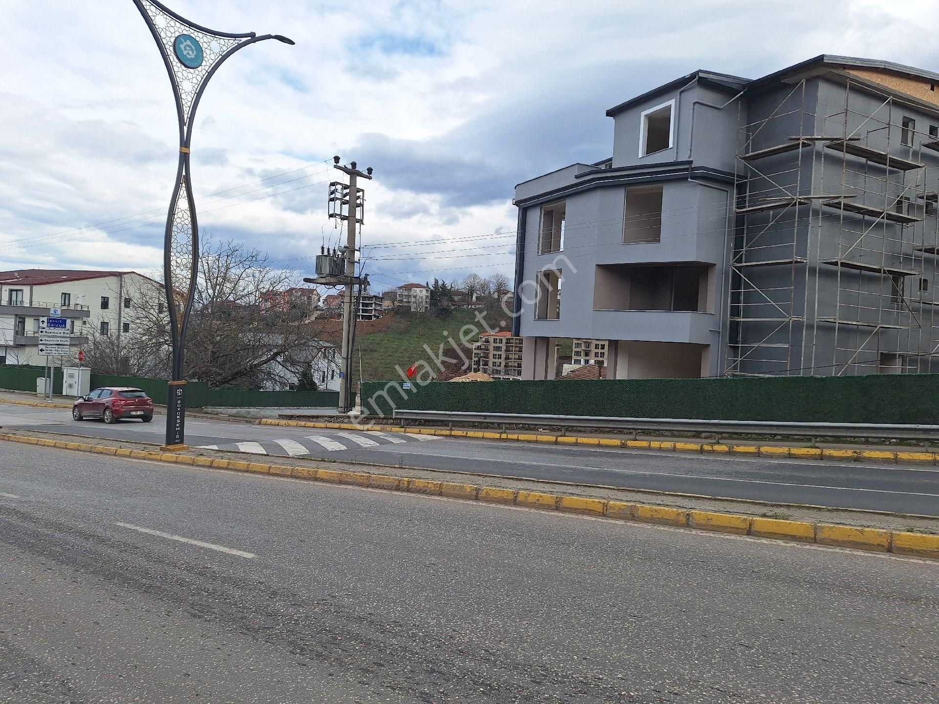 Cadde Üstü 2+1 Arakat Daire, Belediye/kaymakamlık Caddesi Sonunda