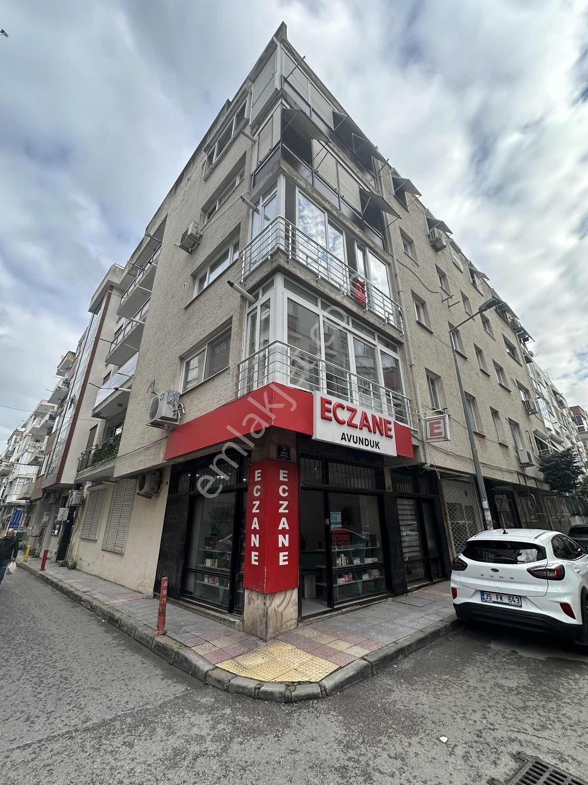 Güzelyalı'da Komple Tadilatlı Satılık 3+1 Fırsat Daire - Görsel 23