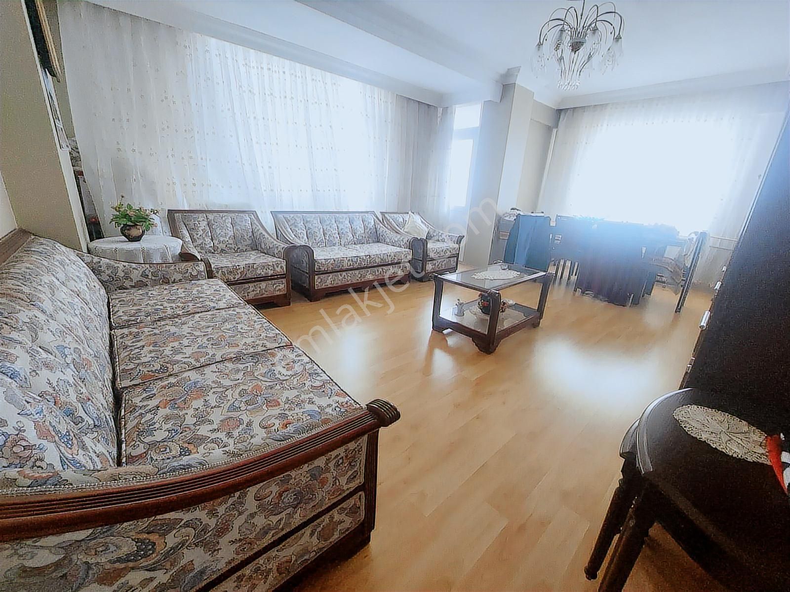 Şeref Emlak Satılık 3+1 Daire Balkonlu 5,590,000 Tl