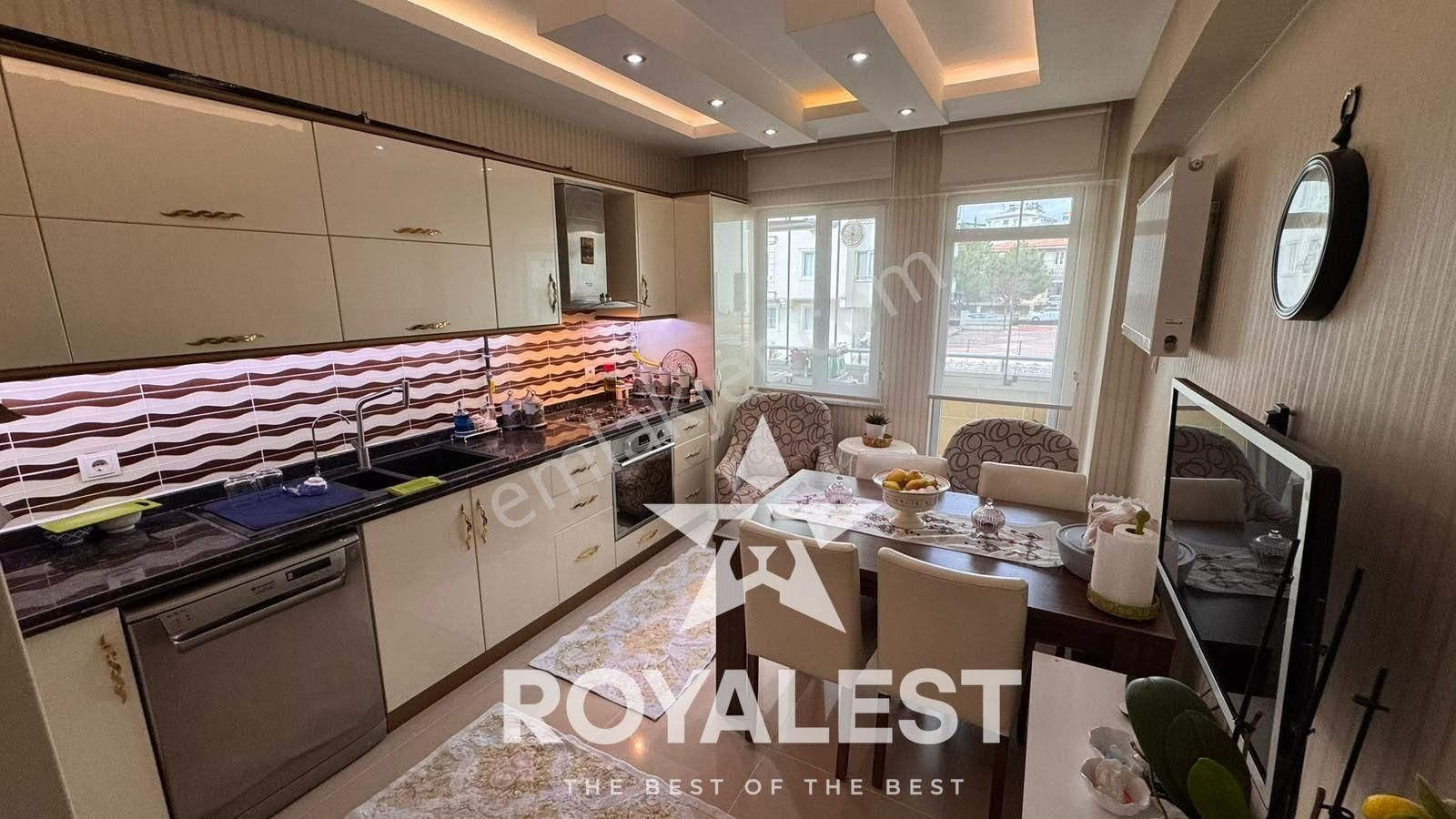 Royalest'ten Ara Kat Konumu Mükemmel Çift Balkonlu Fırsat Geniş