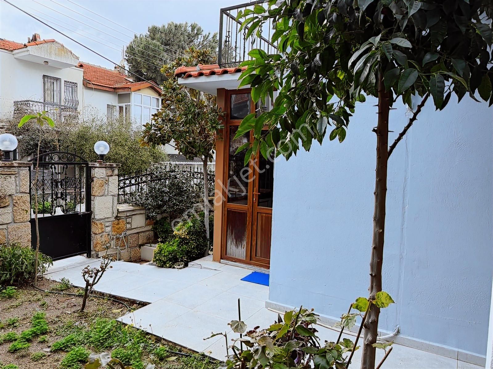 Foça İsmetpaşa Mah. Eşyalı Kiralık 1+1 Bahçe Katı Daire - Görsel 3