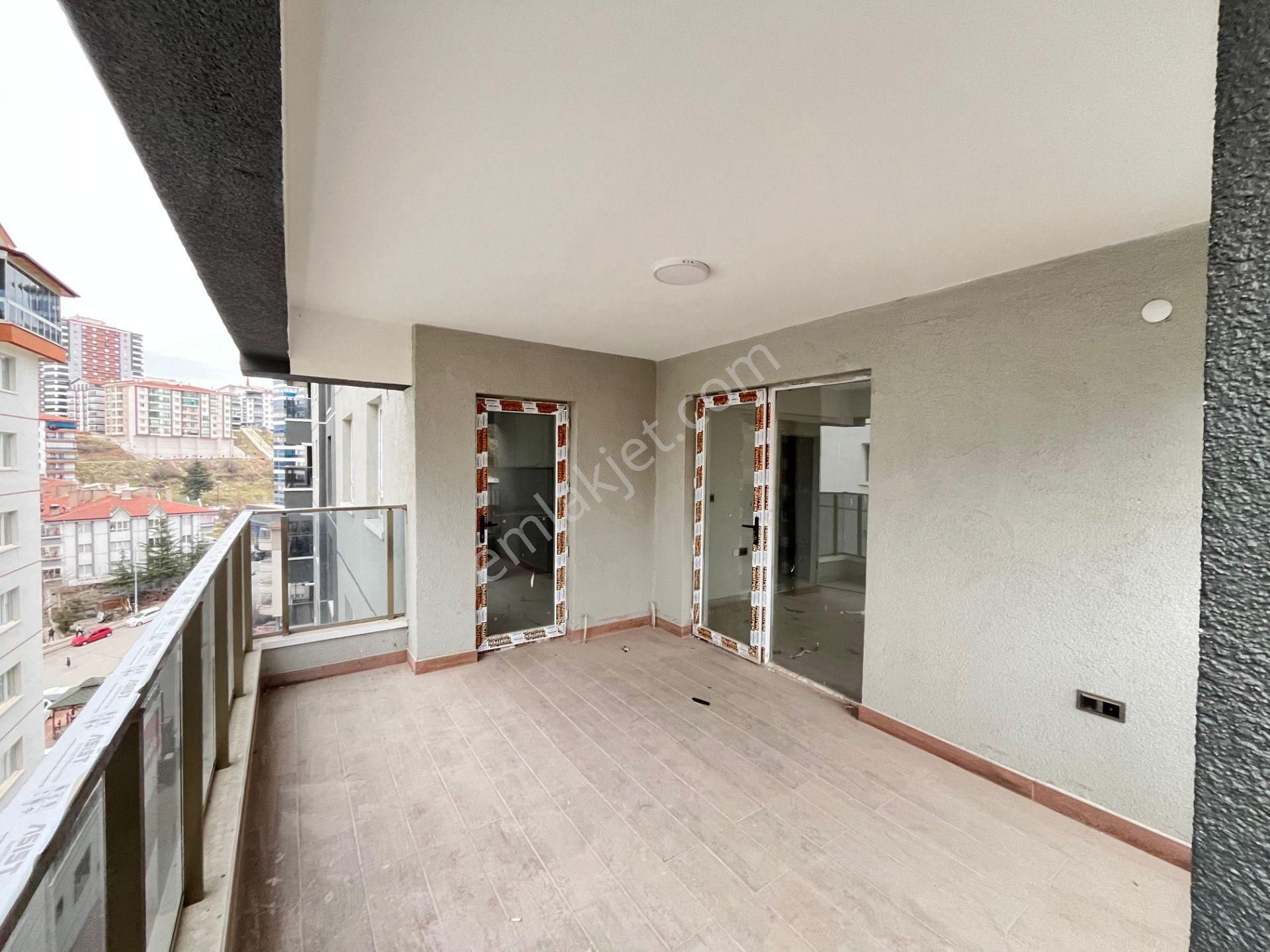 Kent'ten Neşetertaş Caddesi Cadde Üzerinde Teras Balkonlu 3+1 Daire *** - Görsel 15