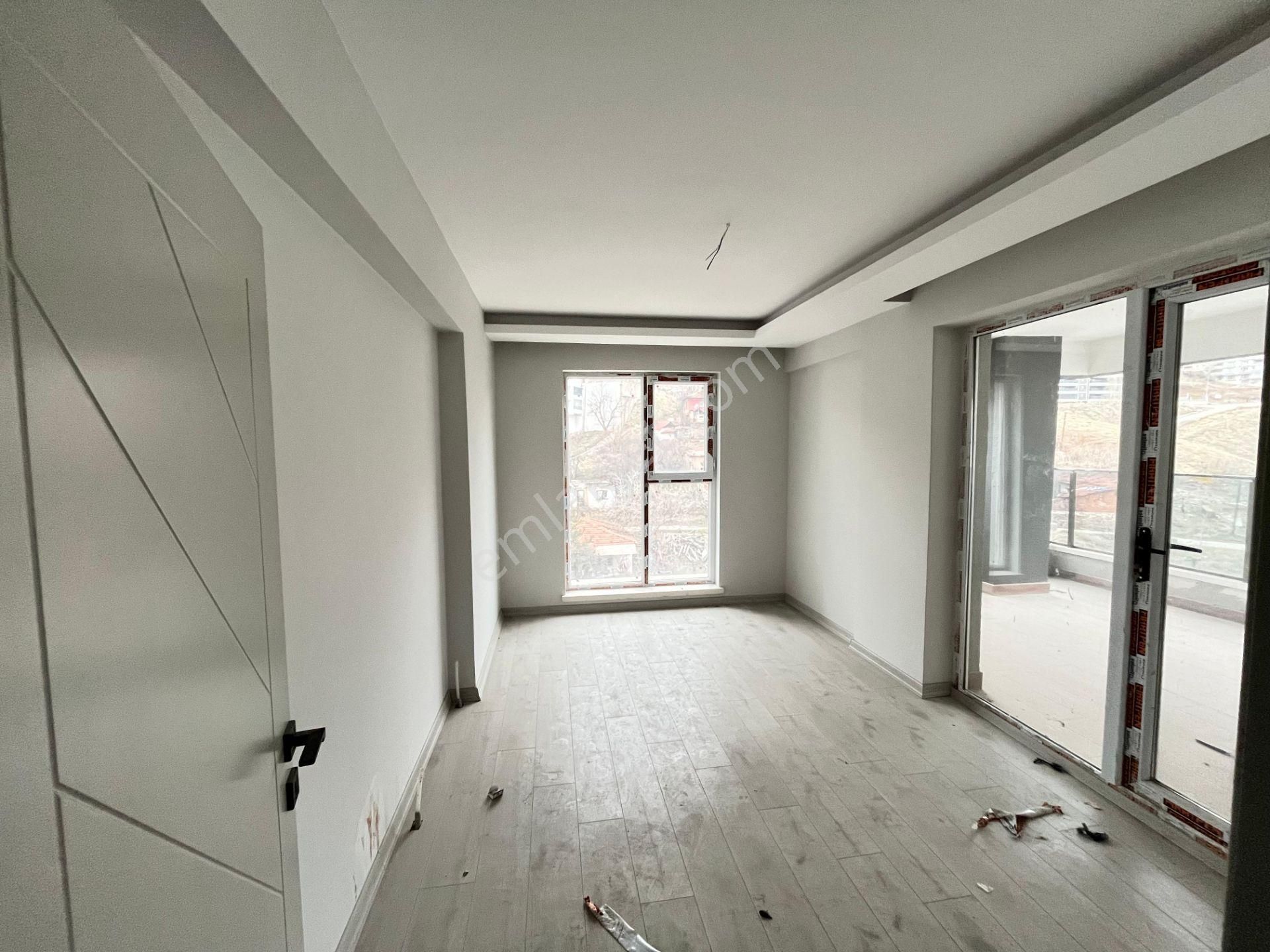 Kent'ten Neşetertaş Caddesi Cadde Üzerinde Teras Balkonlu 3+1 Daire *** - Görsel 4