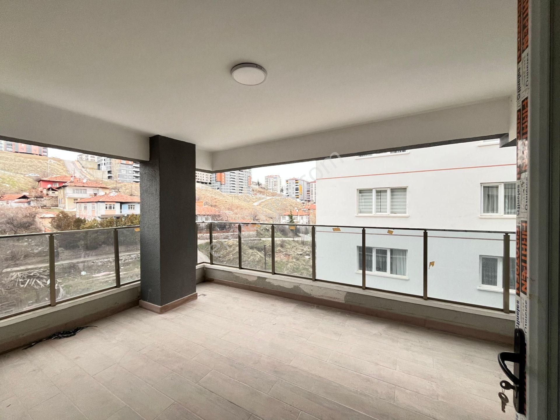 Kent'ten Neşetertaş Caddesi Cadde Üzerinde Teras Balkonlu 3+1 Daire ***