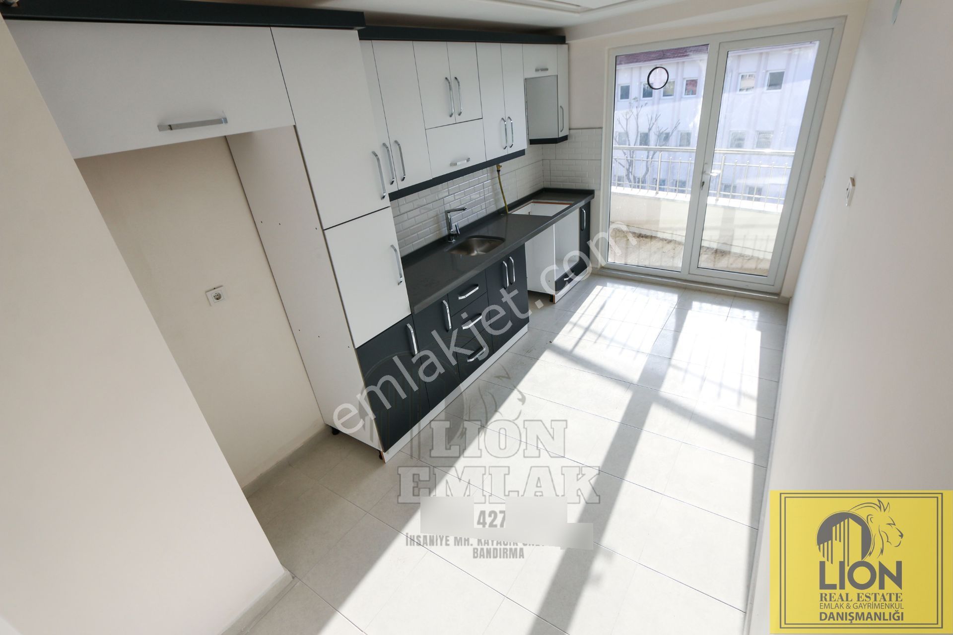 Lıon Emlak'tan 100 Yıl Mahallesinde Site İçerisinde 3+1 Satılık Daire