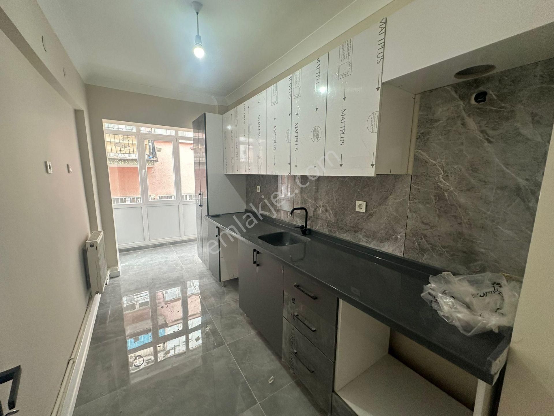 Yunus Emre Cad. Yakını Mantolamalı Bina 3+1 Orta Kat Ön Cephe - Görsel 24