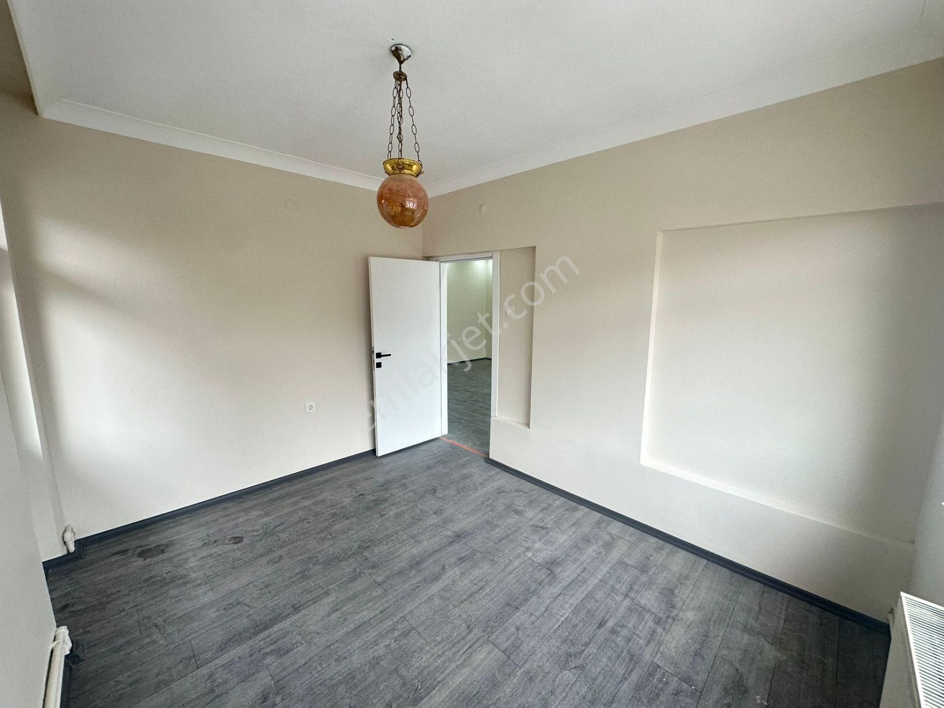 Yunus Emre Cad. Yakını Mantolamalı Bina 3+1 Orta Kat Ön Cephe - Görsel 12