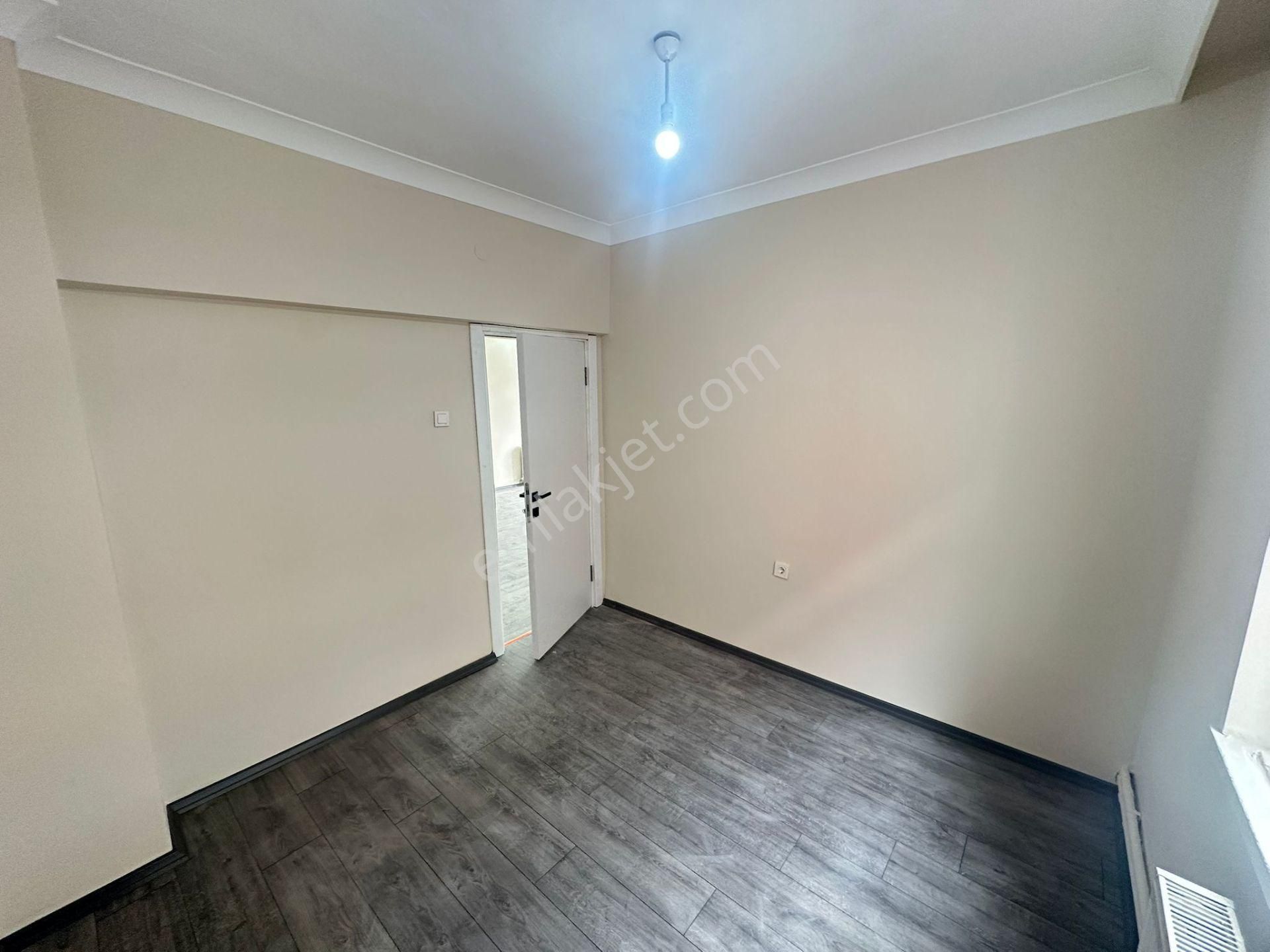 Yunus Emre Cad. Yakını Mantolamalı Bina 3+1 Orta Kat Ön Cephe - Görsel 16