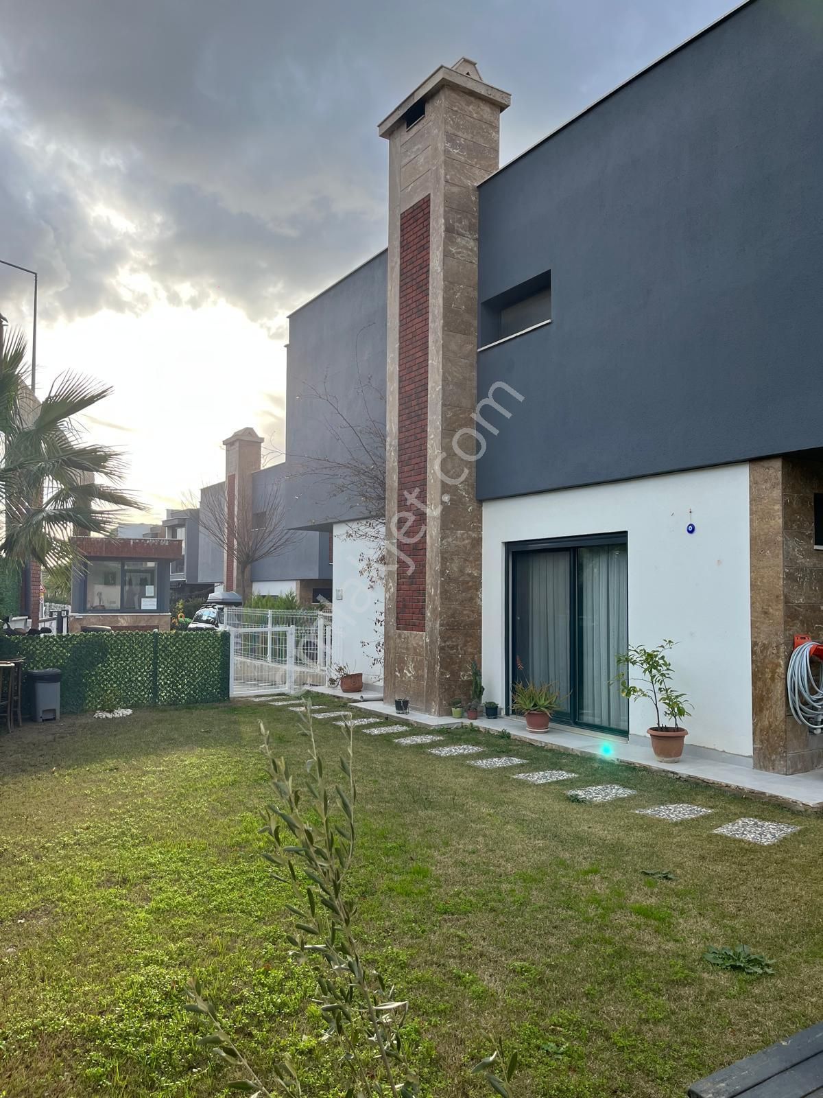 Kuşadası Yavansuda Köşe Konumlu, Bahçeli, Bakımlı Dubleks Villa - Görsel 21