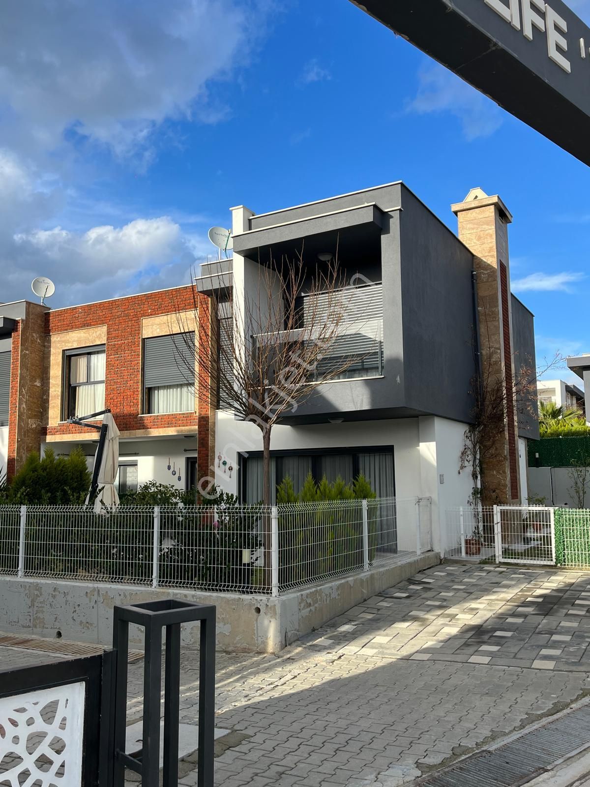 Kuşadası Yavansuda Köşe Konumlu, Bahçeli, Bakımlı Dubleks Villa