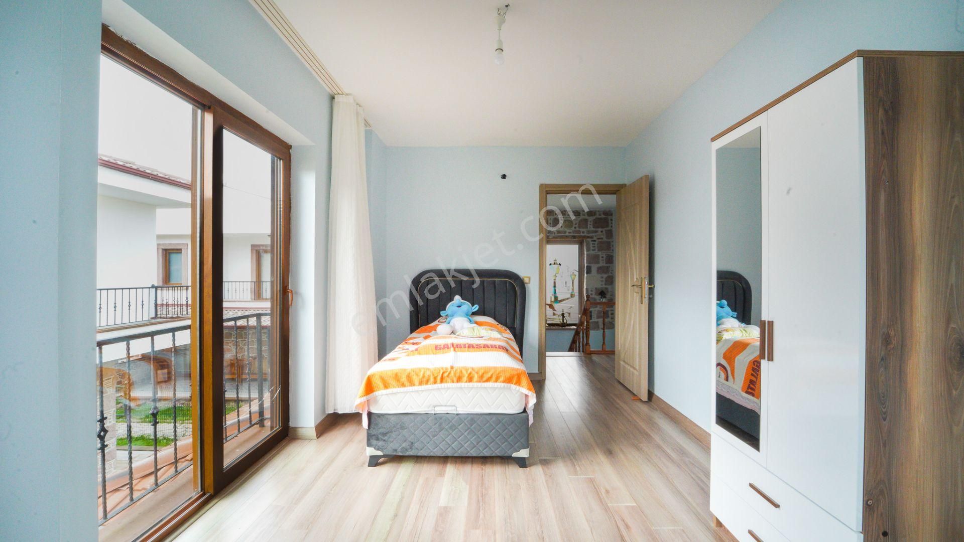 Ayvalık Sefa Çamlık'ta Satılık, 3+1, Taş Villa. Özel Mimari - Görsel 9