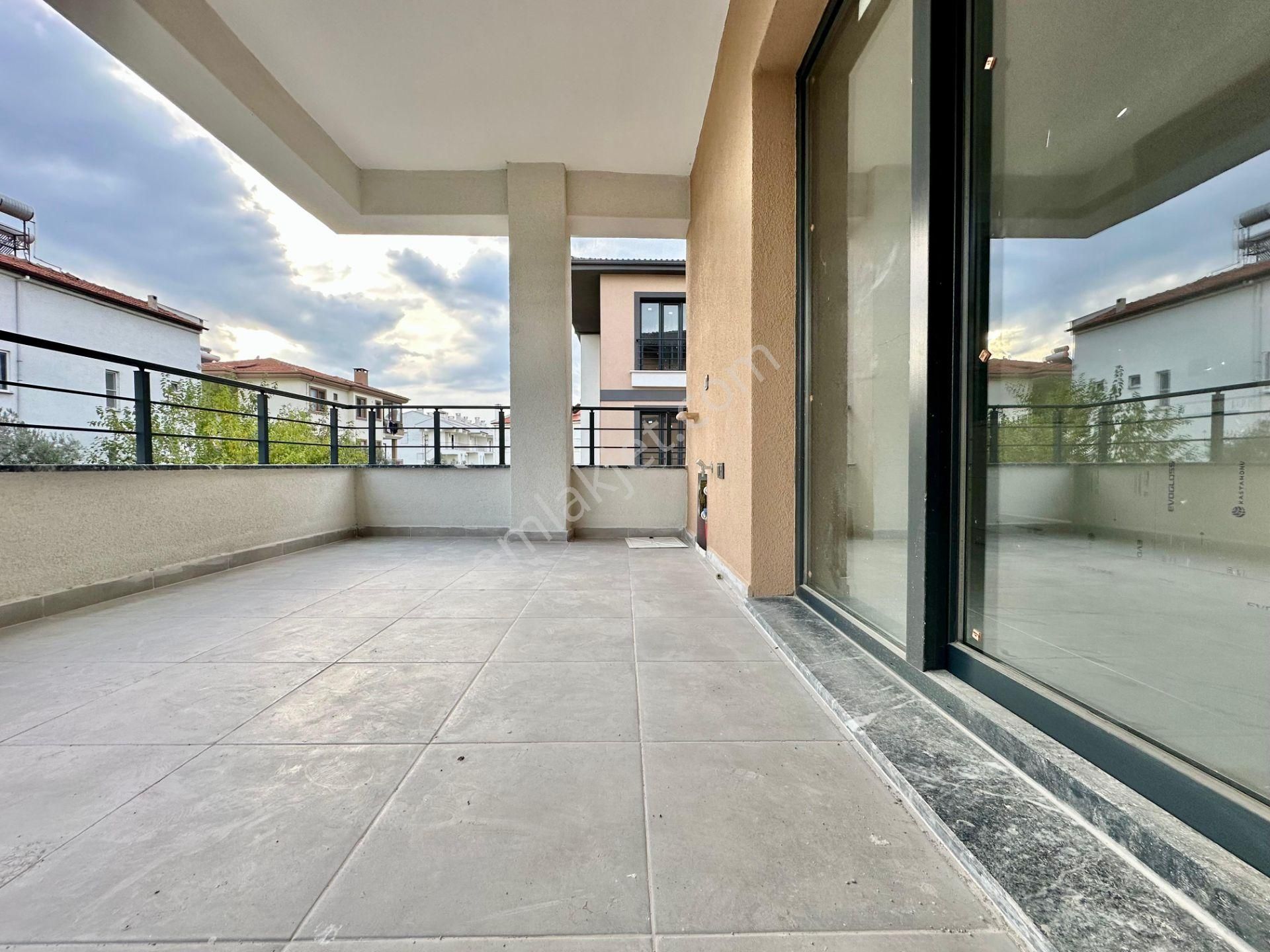 ꧁ay Emlaktan꧂avcılar'da Yüzme Havuzlu Lüks Butik Sitede Denize Sadece 300 Mt Satılık 2+1 Daire - Görsel 3