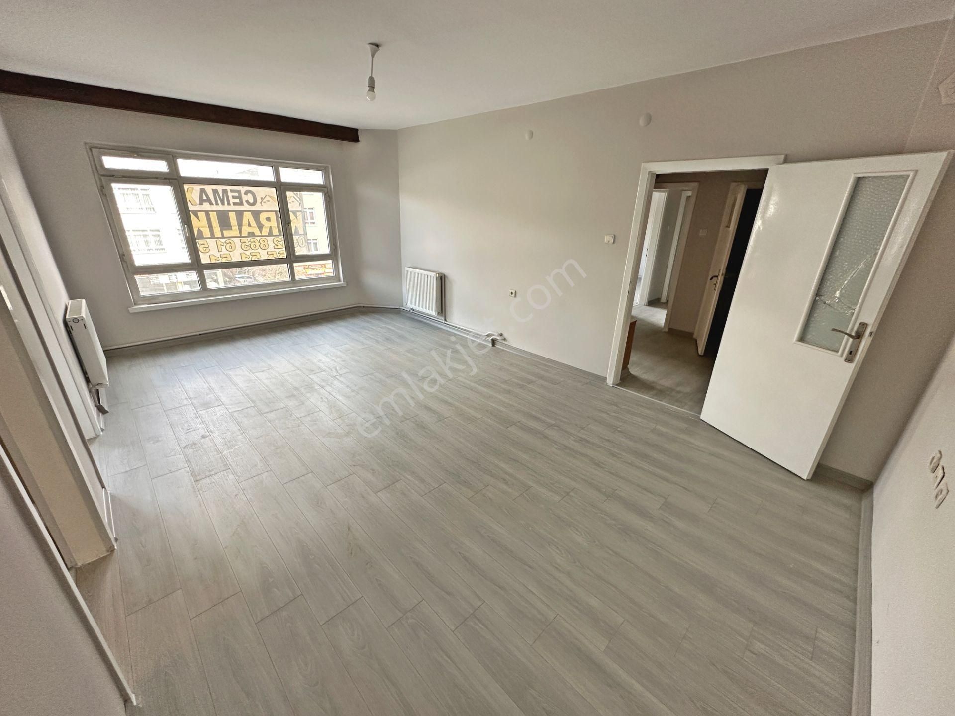 Saimekadın Göbekte Ara Katta Ön Cephede 3+1 Satılık Daire