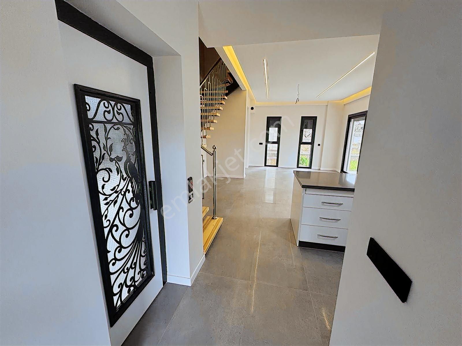 Kuşadası Davutlar'da Asansörlü Satılık 4+1 Lüks Villa - Görsel 16