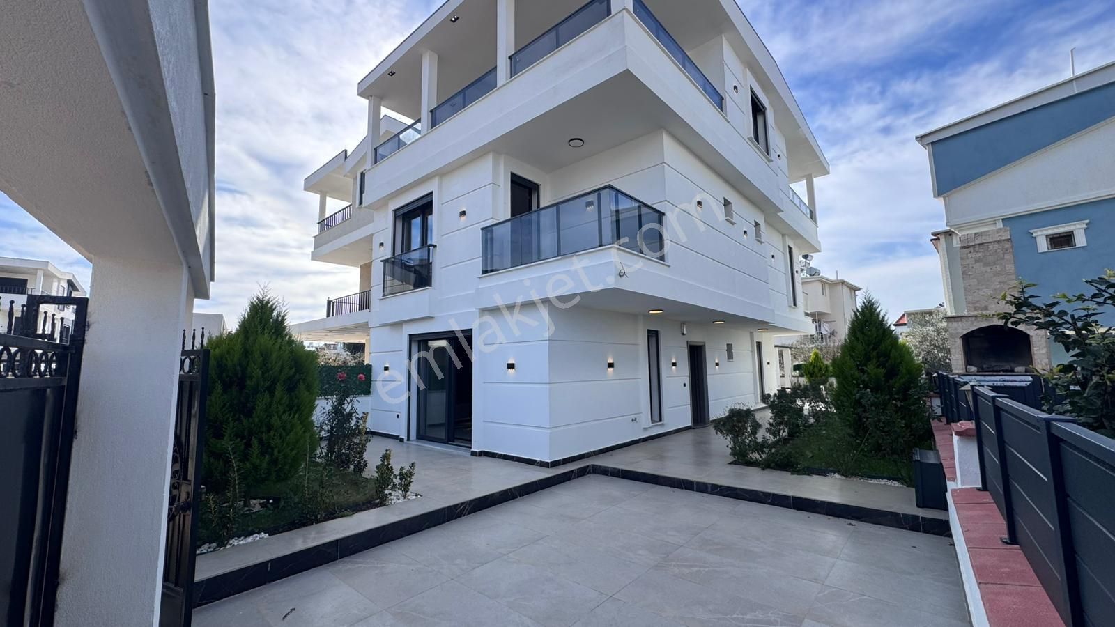 Aydın Didim Altınkum’da Lüks Ve Devasa Havuzlu Otoparklı 5+1 Villa - Görsel 2