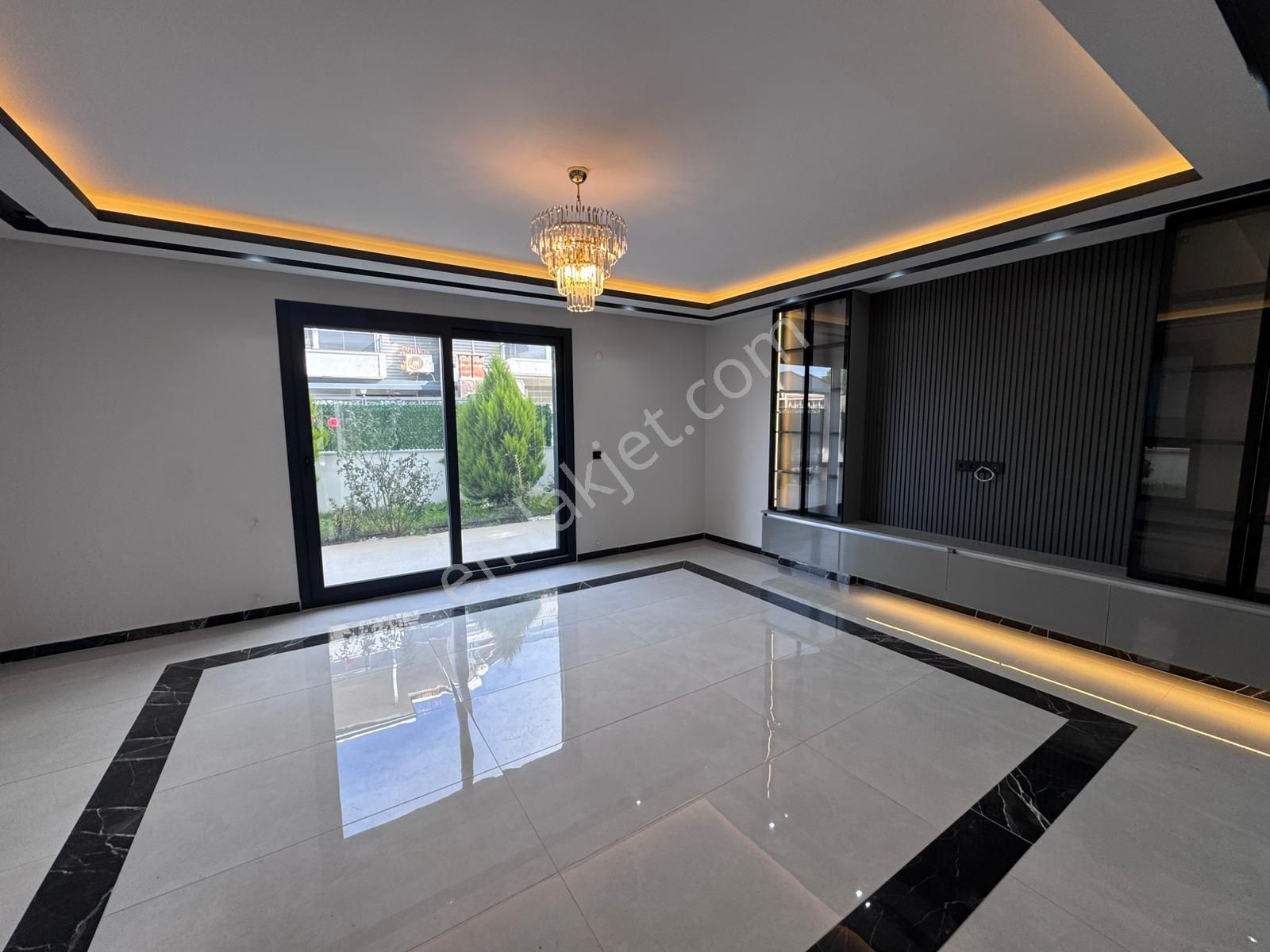 Aydın Didim Altınkum’da Lüks Ve Devasa Havuzlu Otoparklı 5+1 Villa - Görsel 4
