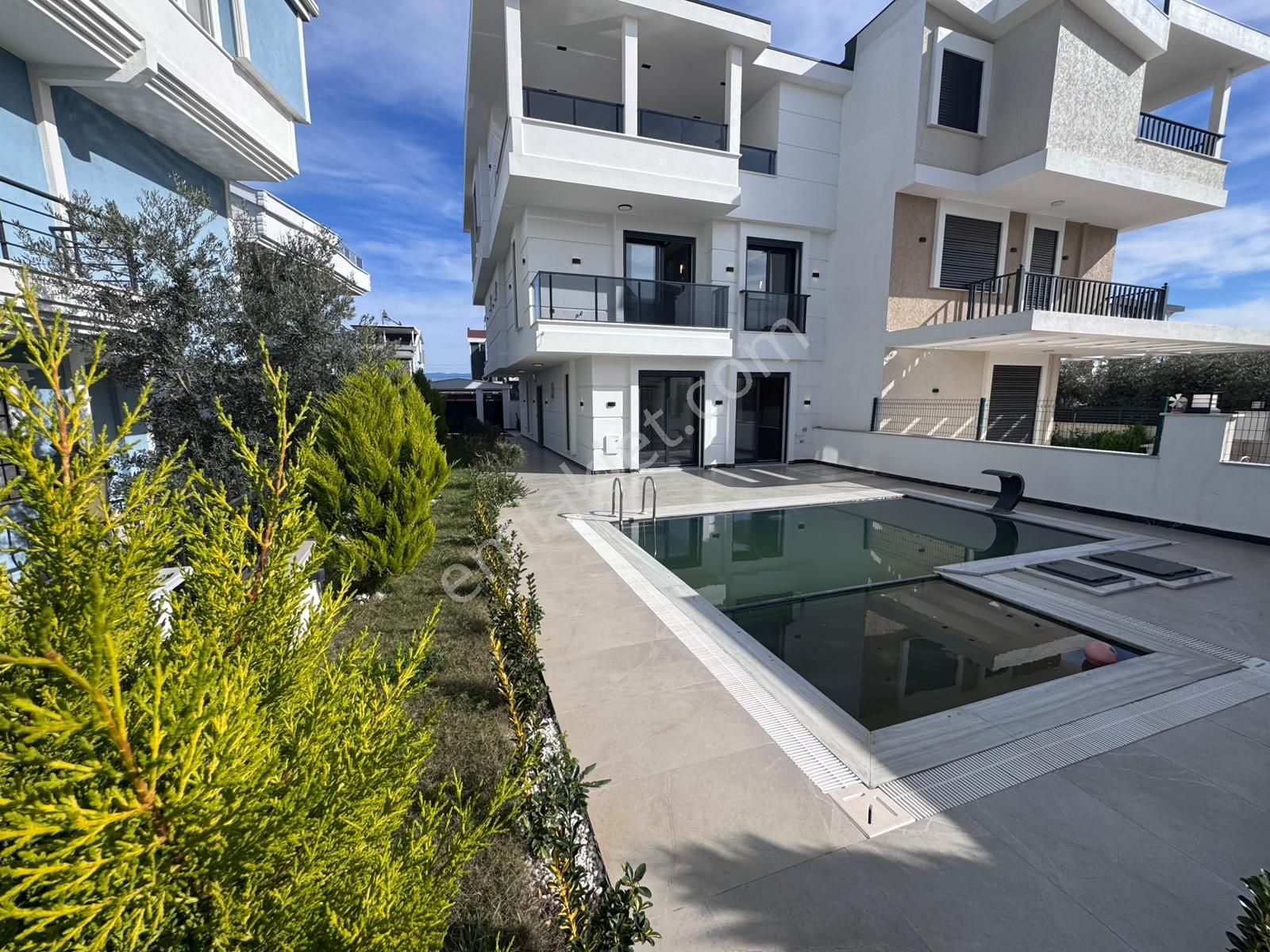 Aydın Didim Altınkum’da Lüks Ve Devasa Havuzlu Otoparklı 5+1 Villa