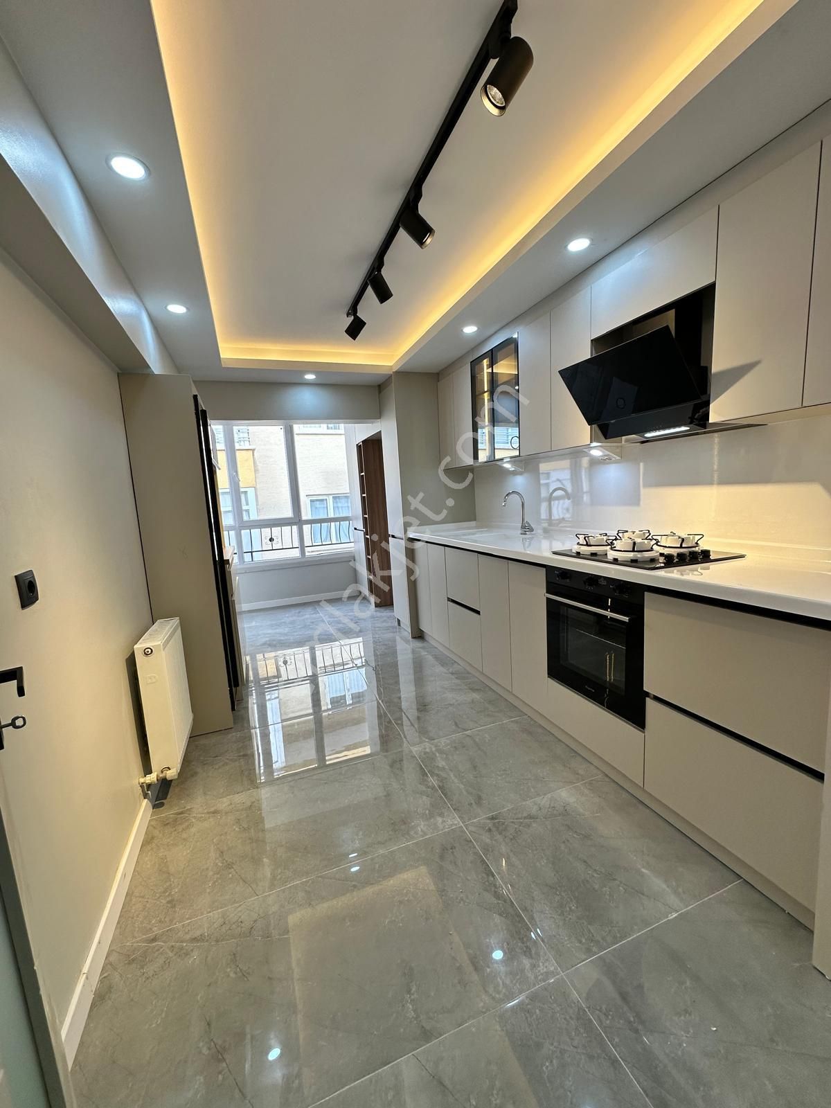 İstasyon Mahallesinde Geniş M2 Lüks Yapılı 3+1 Satılık Daire