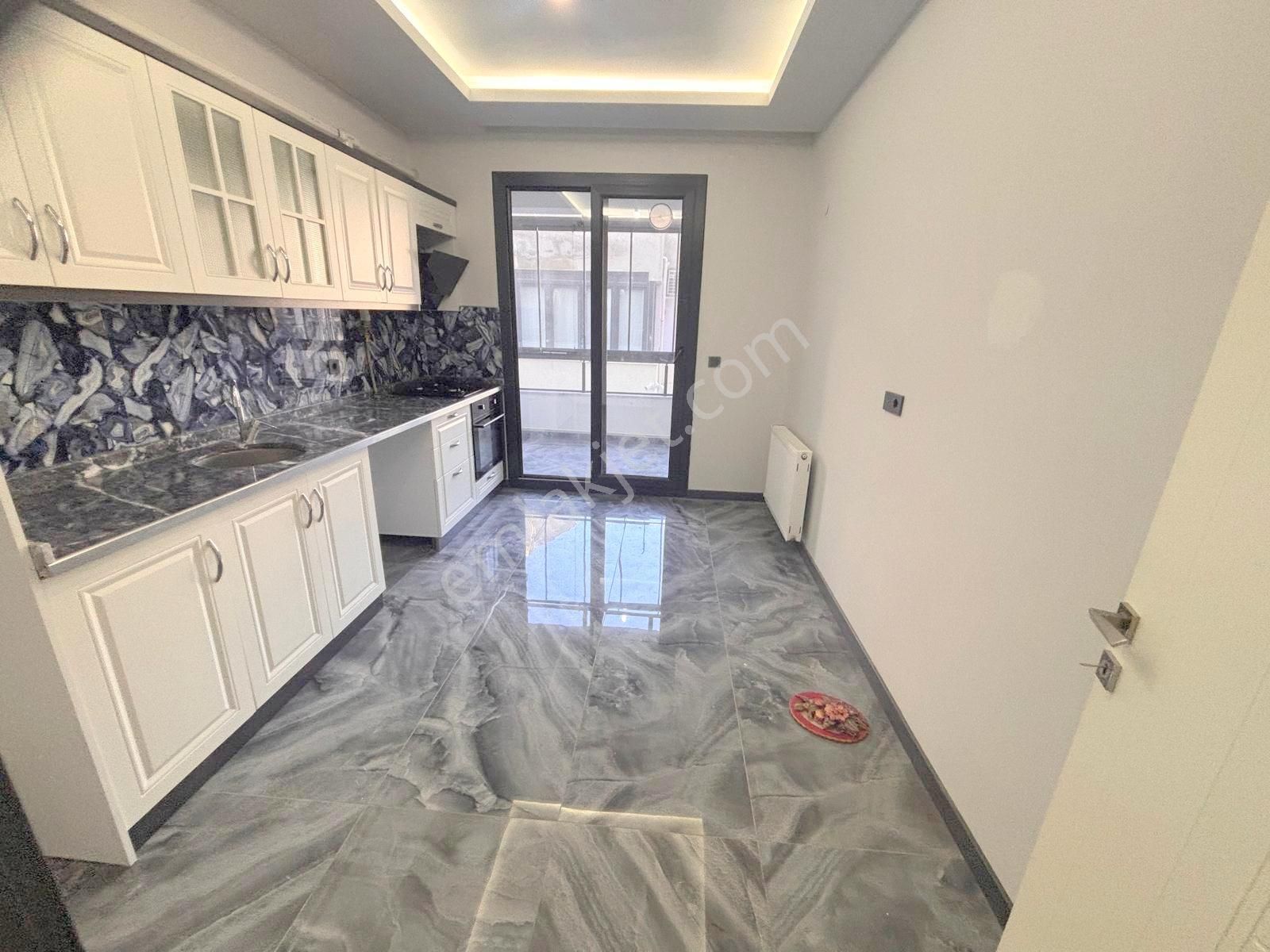 🟠🔵akçay'da Ayrı Mutfaklı Arakat Kombili Cam Balkonlu 2+1 Daire