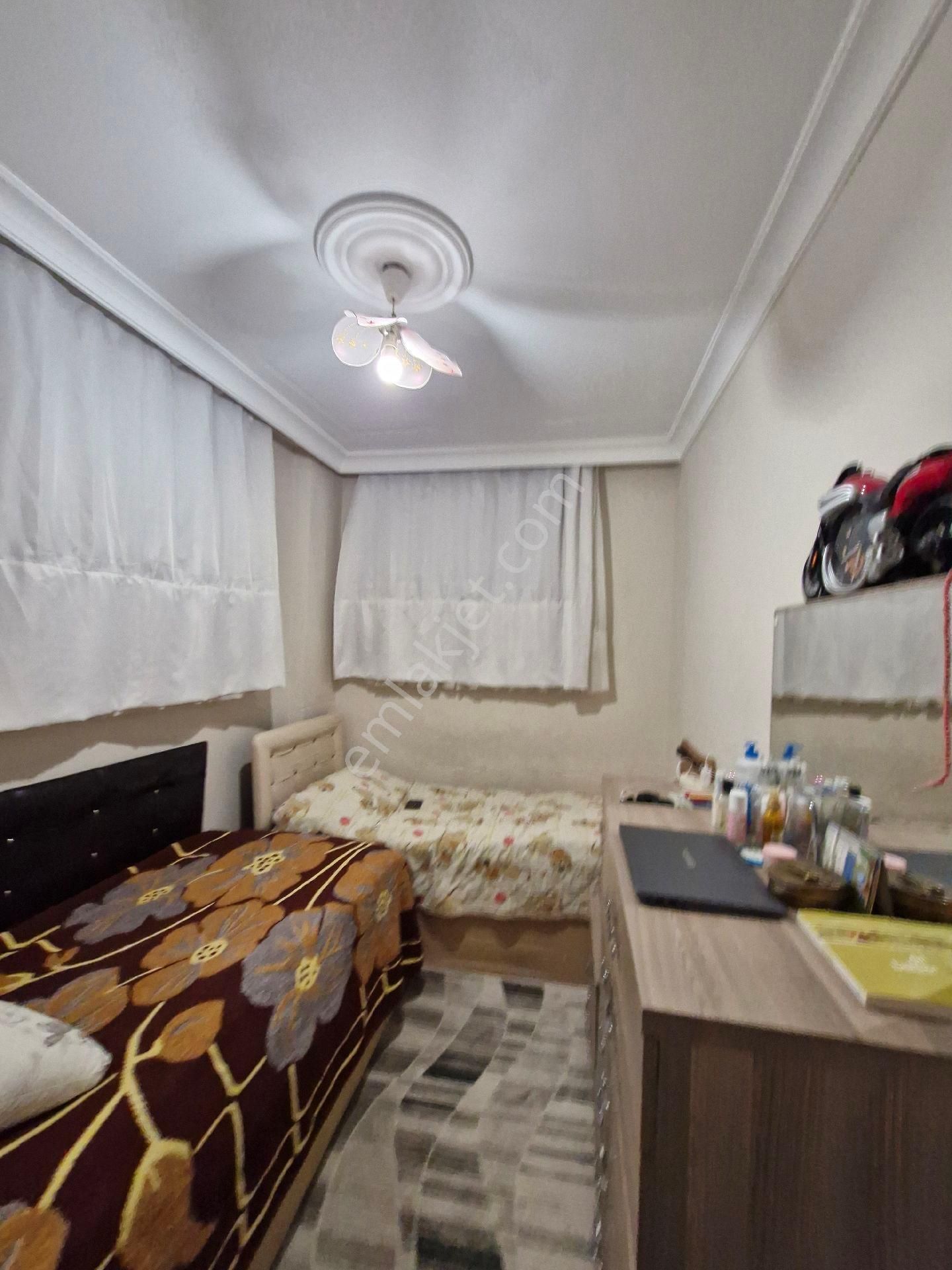 Küçükçekmece Yenimahalle De Satılık Asansörlü 2+1 Bahçekat Daire