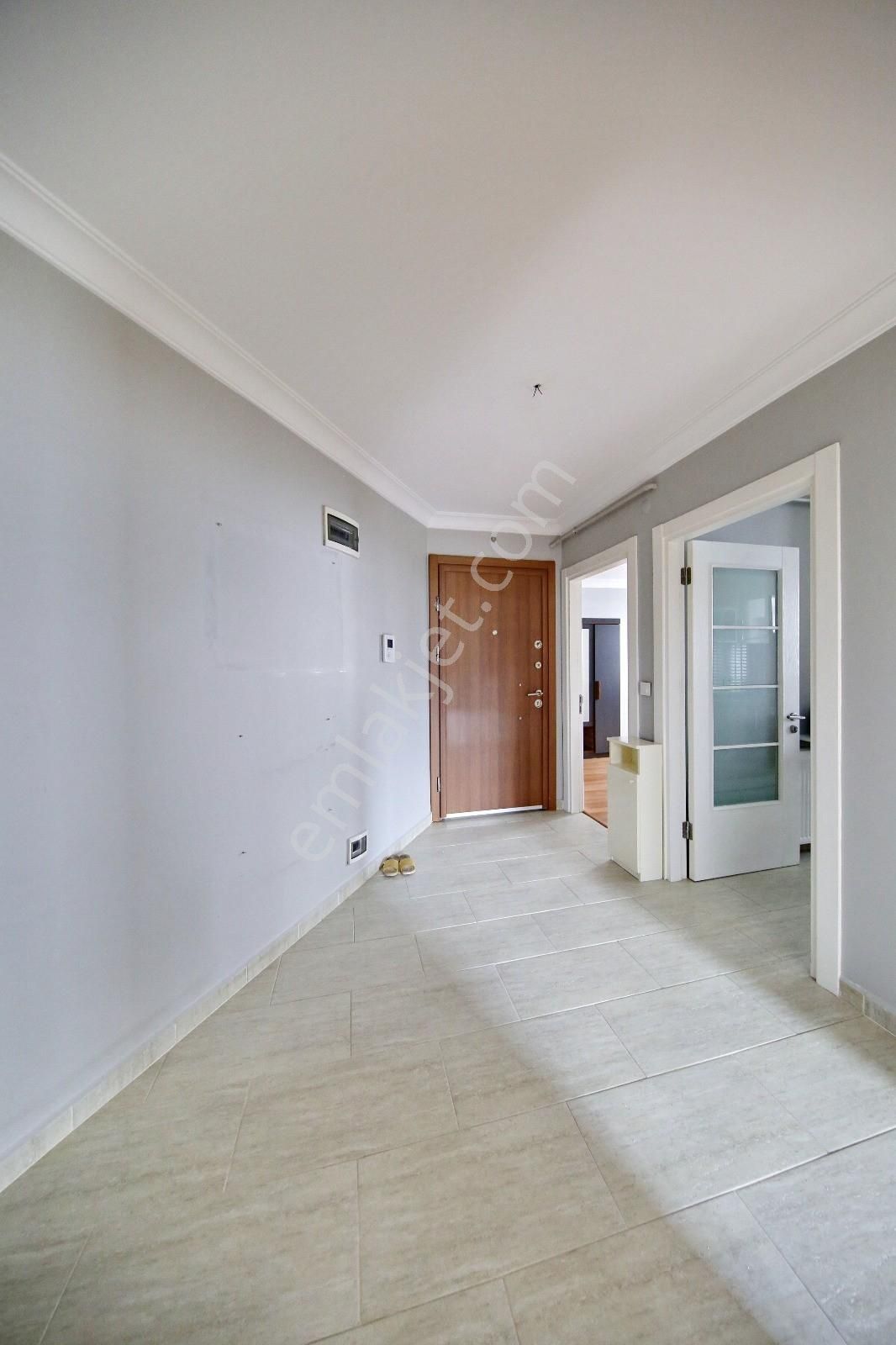 █ Konfor █ Küçükyalı Metroda,3. Katta, Balkonlu, 11 Yaşında 2+1 - Görsel 2