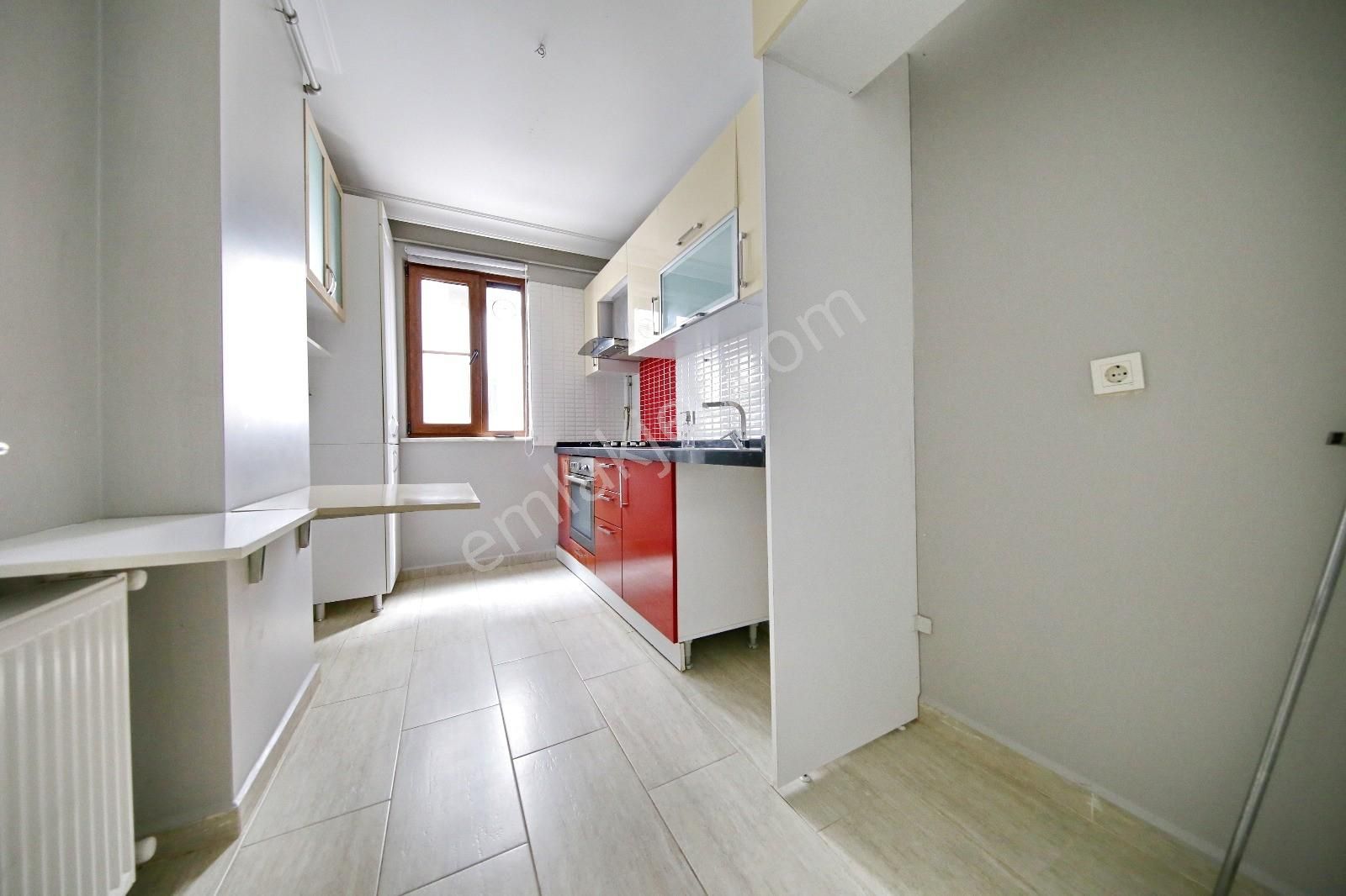 █ Konfor █ Küçükyalı Metroda,3. Katta, Balkonlu, 11 Yaşında 2+1 - Görsel 14