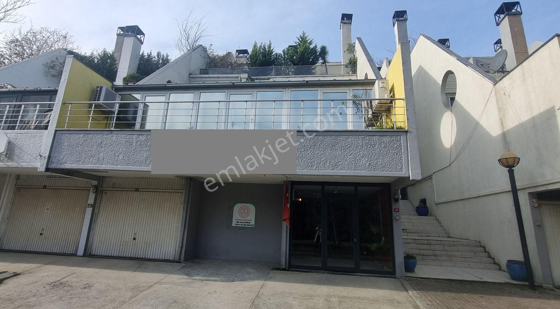 Bahçeşehir Badem 16 Sitesinde Satılık 9+1 Villa