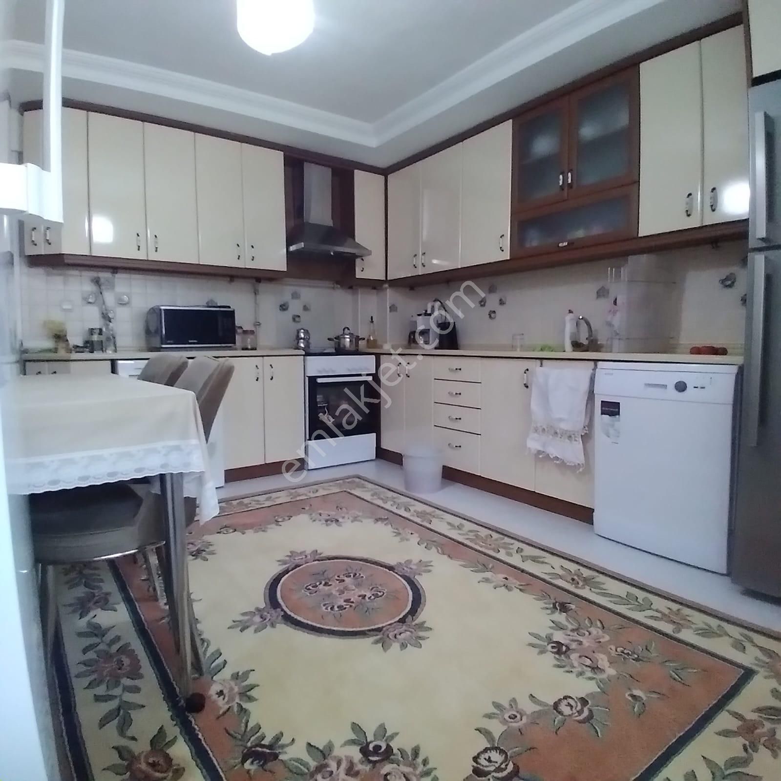 Ender Uysal Gayrimenkulden Fatih De Migrosa Yakın 3+1 Satılık Masrafsız Arakat Daire..