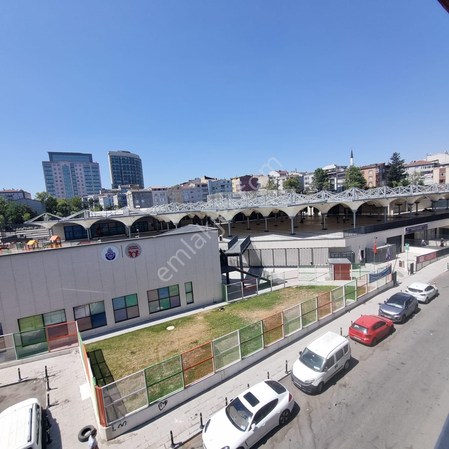 Gaziosmanpaşa Spor Kompleksi Karşısında Koşe Konumda Arsa Tapulu