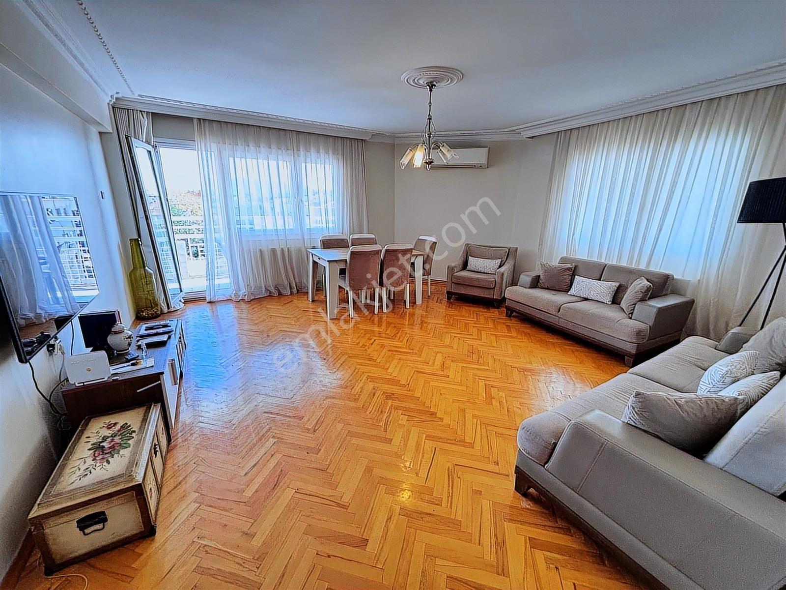 Nergis Çarşı'da Kavşak Noktasında 3+1