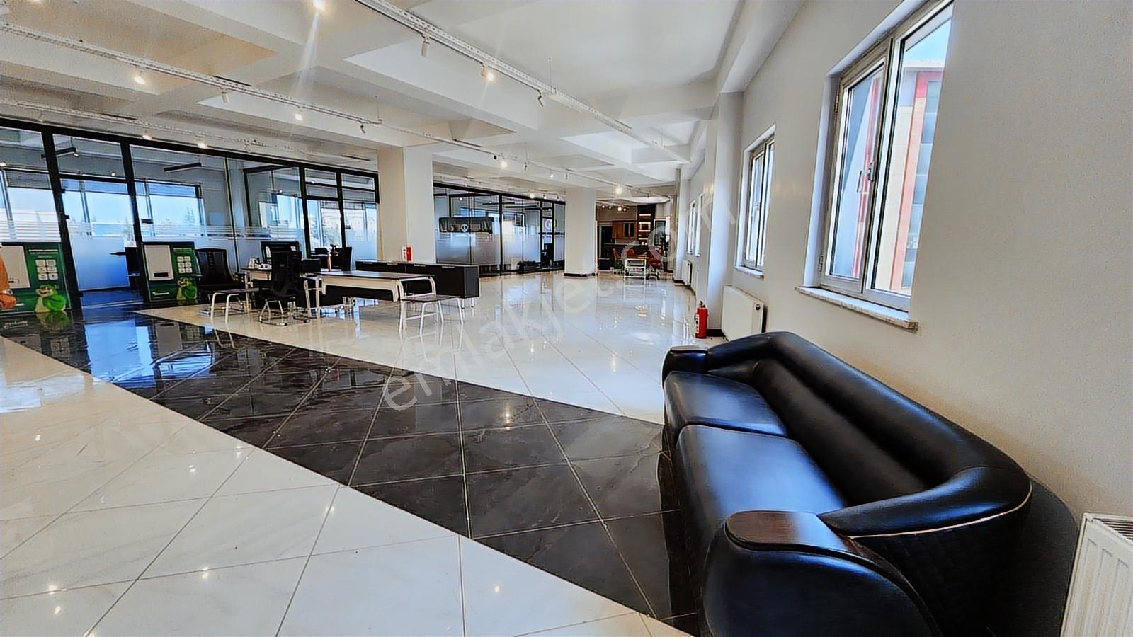 Sulyapıdan Vip Plazada 450 M2 Hazır Ofisli Kiralik İş Yeri