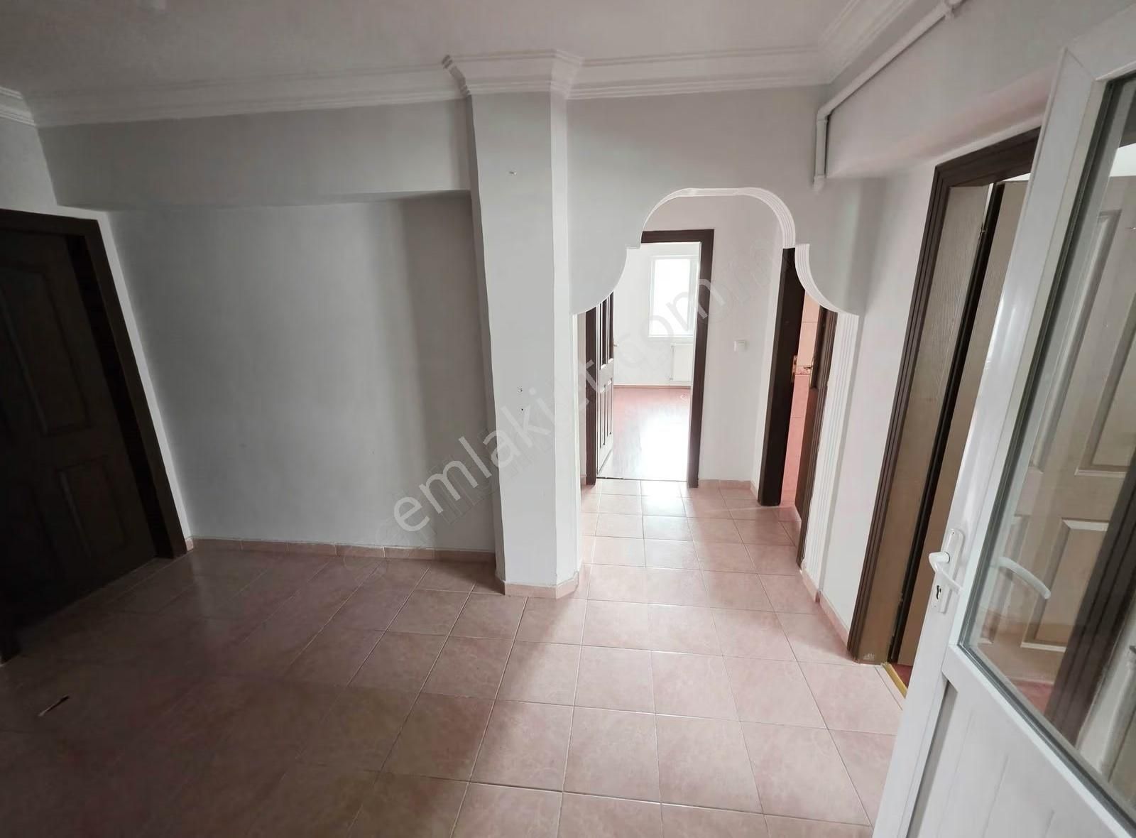 Elvan Mah.de Trene Yakın Cadde Üzeri Köşe Başı 3+1 Kiralık Daire - Görsel 4