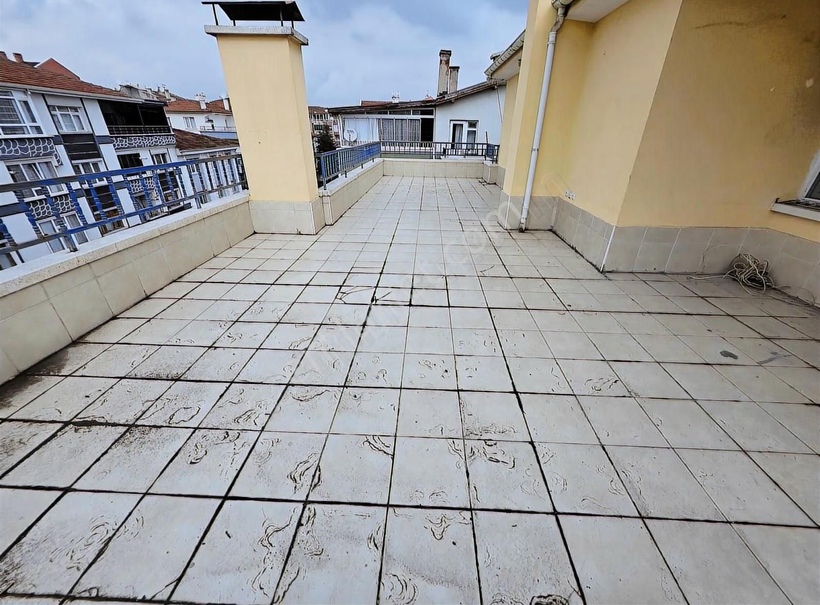 Elvan Mah.de Trene Yakın Cadde Üzeri Köşe Başı 3+1 Kiralık Daire - Görsel 8