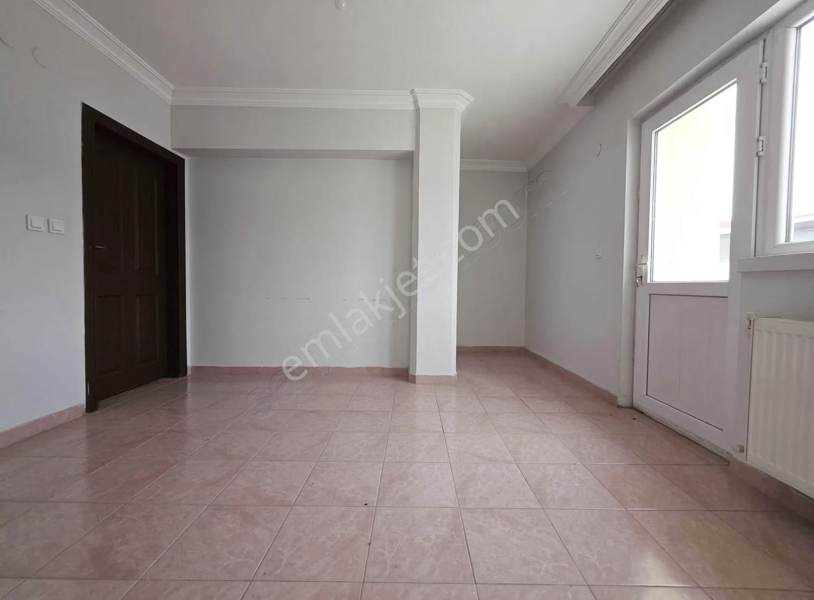 Elvan Mah.de Trene Yakın Cadde Üzeri Köşe Başı 3+1 Kiralık Daire - Görsel 3